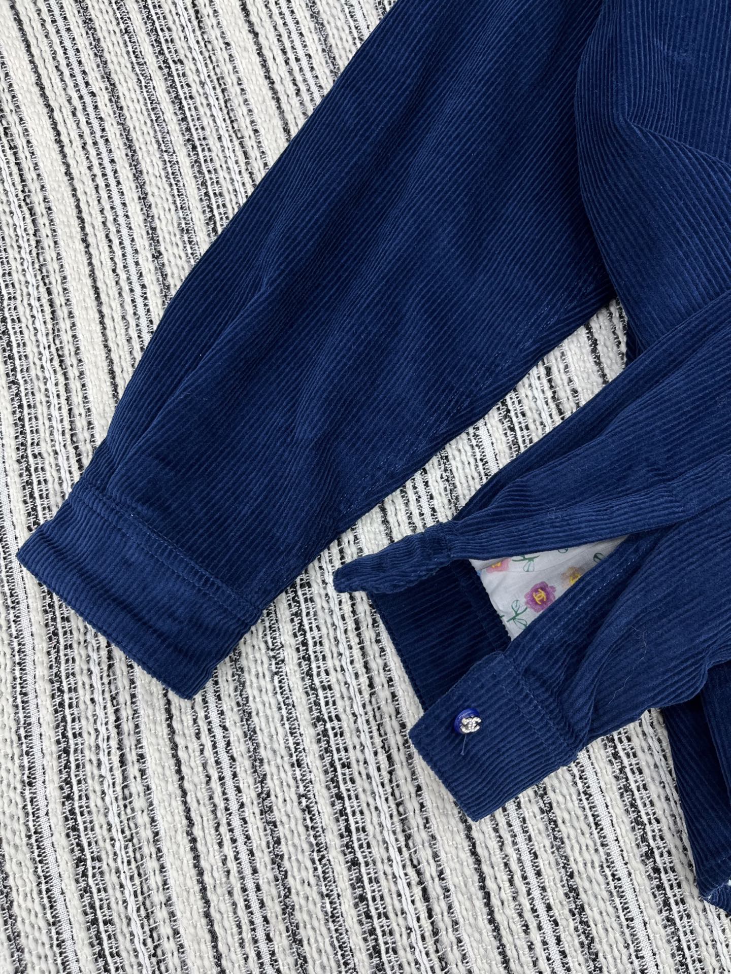 🛒𝐍𝐄𝐖 · 𝟐𝟎𝟐5/爆款现货原单品质 Chane*｜中古风早秋灯芯绒外套高订面料 定染色系低调奢华，