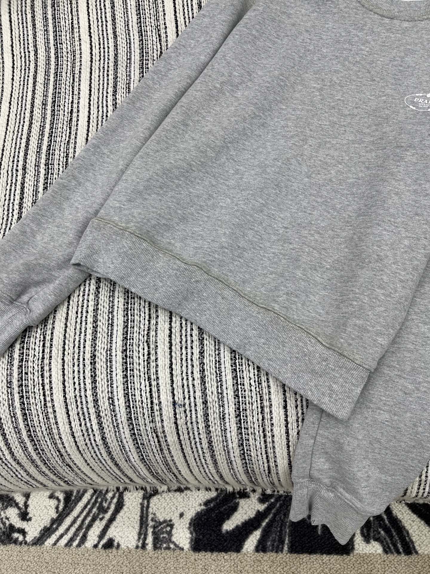 🛒𝐍𝐄𝐖 · 𝟐𝟎𝟐5/爆款现货原单品质 Prad*｜25早秋新款洗水运动休闲圆领卫衣精致刺绣拼接 高订