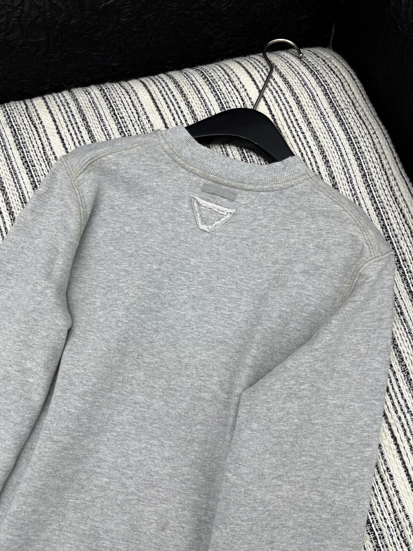 🛒𝐍𝐄𝐖 · 𝟐𝟎𝟐5/爆款现货原单品质 Prad*｜25早秋新款洗水运动休闲圆领卫衣精致刺绣拼接 高订