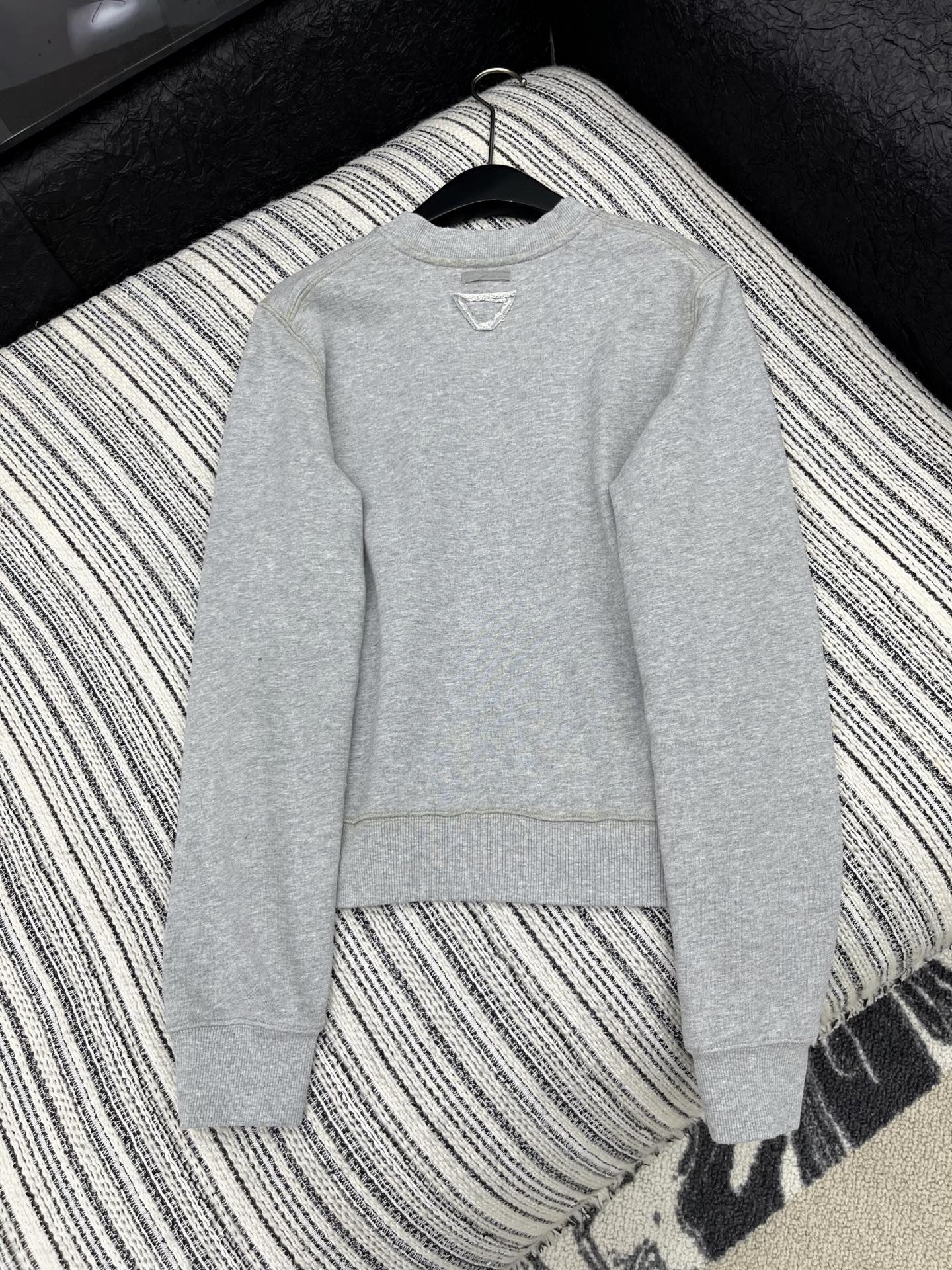 🛒𝐍𝐄𝐖 · 𝟐𝟎𝟐5/爆款现货原单品质 Prad*｜25早秋新款洗水运动休闲圆领卫衣精致刺绣拼接 高订