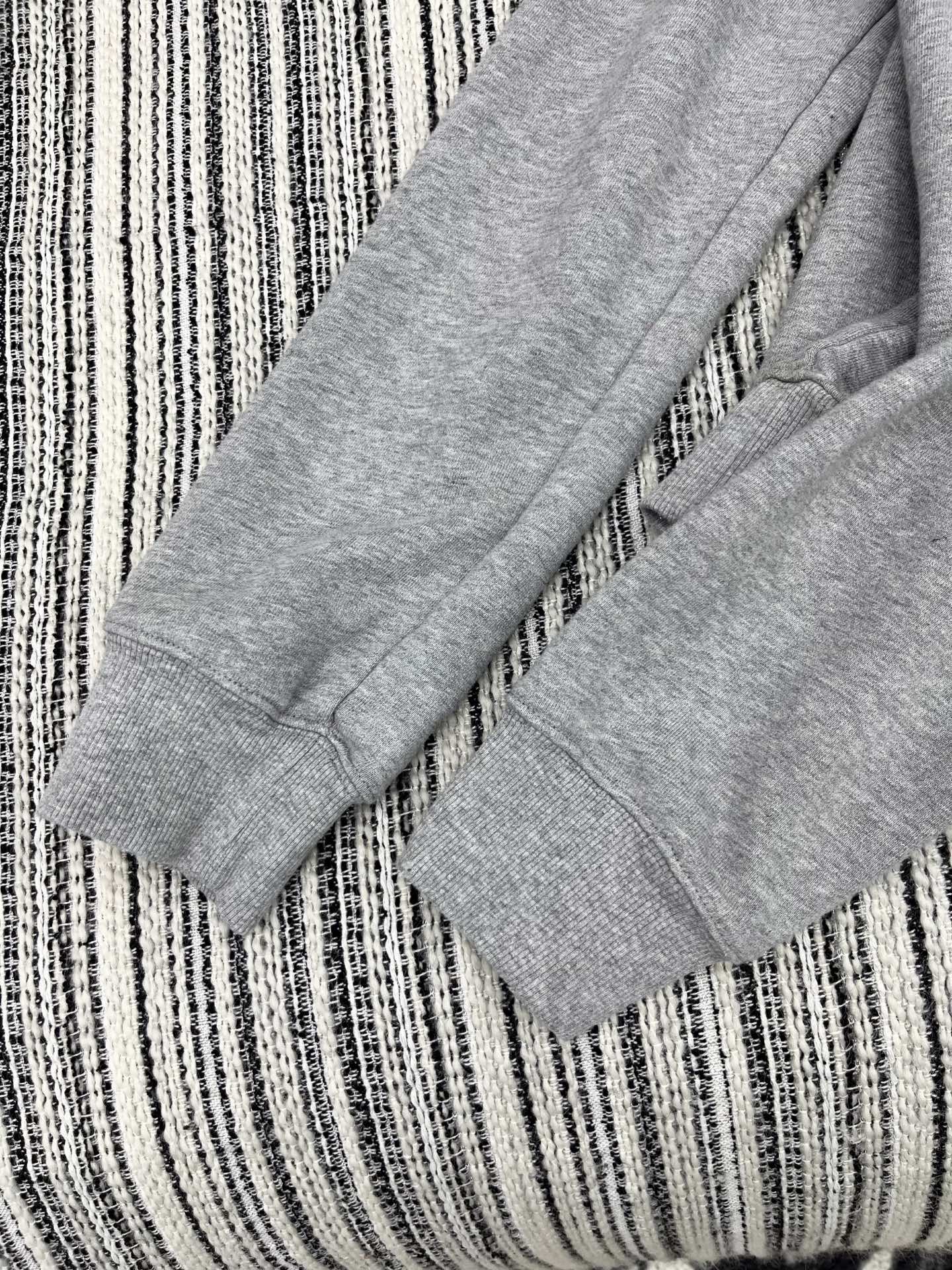 🛒𝐍𝐄𝐖 · 𝟐𝟎𝟐5/爆款现货原单品质 Prad*｜25早秋新款洗水运动休闲圆领卫衣精致刺绣拼接 高订