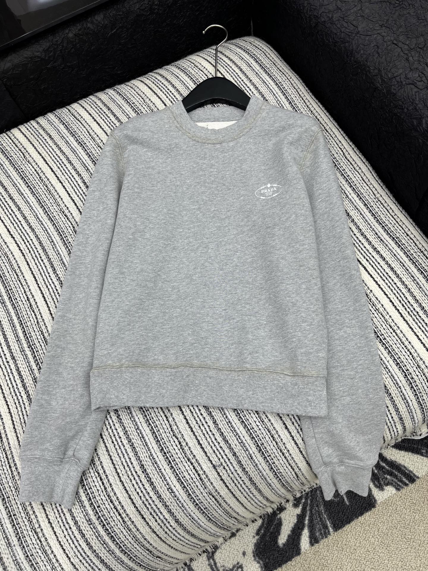 🛒𝐍𝐄𝐖 · 𝟐𝟎𝟐5/爆款现货原单品质 Prad*｜25早秋新款洗水运动休闲圆领卫衣精致刺绣拼接 高订