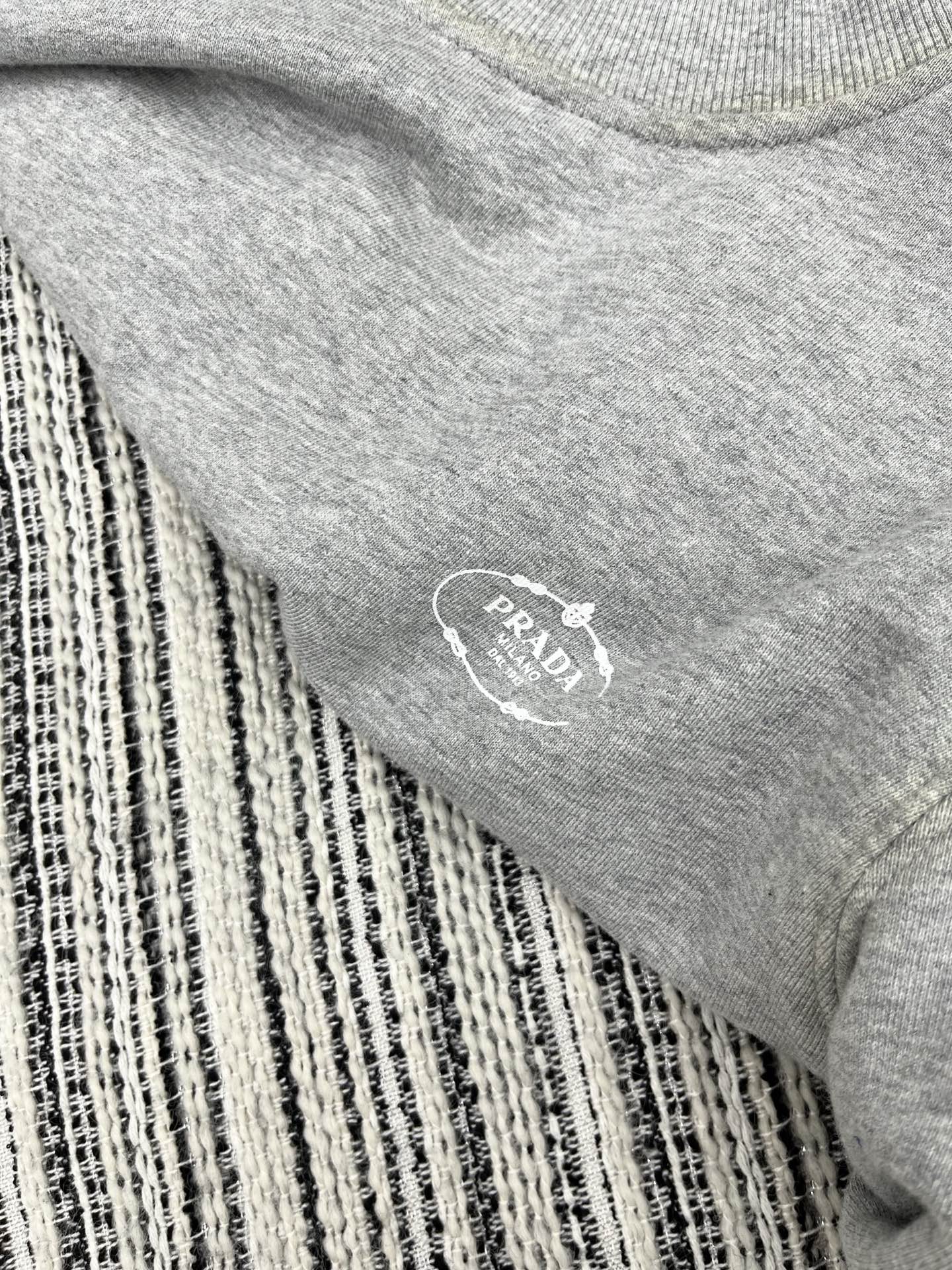 🛒𝐍𝐄𝐖 · 𝟐𝟎𝟐5/爆款现货原单品质 Prad*｜25早秋新款洗水运动休闲圆领卫衣精致刺绣拼接 高订