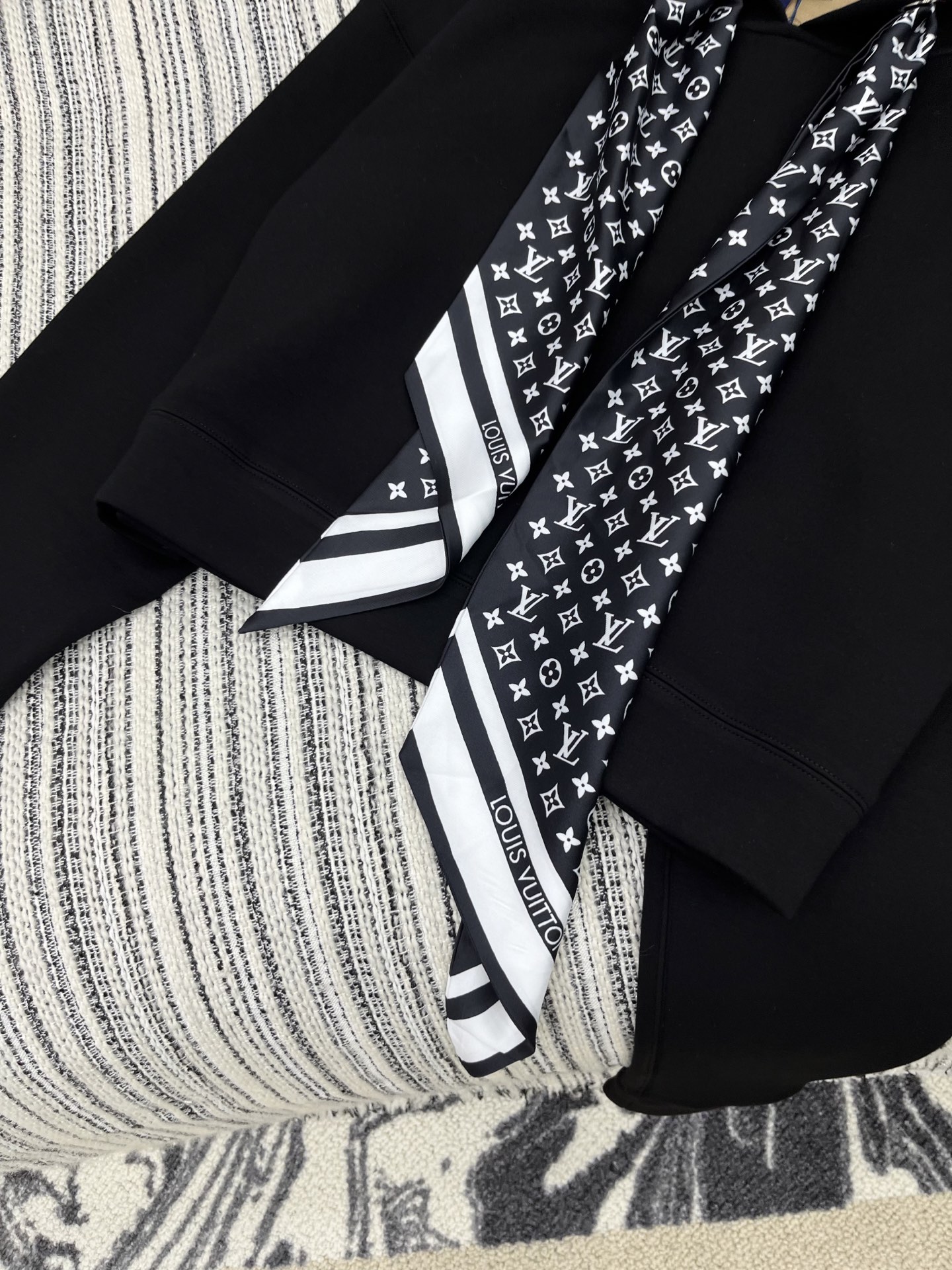 🛒𝐍𝐄𝐖 · 𝟐𝟎𝟐5/爆款现货【原版定制】Lv｜25早秋经典丝巾装饰空气棉带帽卫衣 系列款干净利落的裁