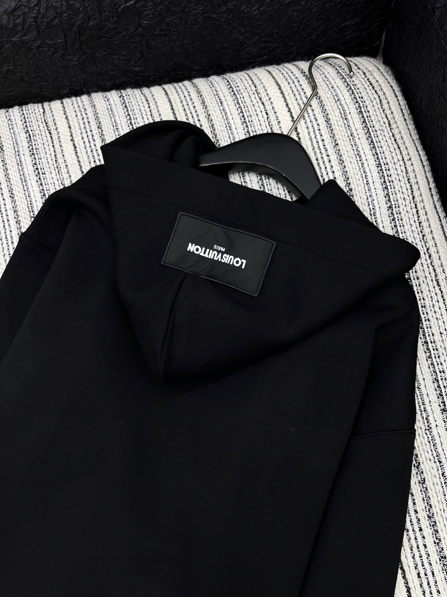 🛒𝐍𝐄𝐖 · 𝟐𝟎𝟐5/爆款现货【原版定制】Lv｜25早秋经典丝巾装饰空气棉带帽卫衣 系列款干净利落的裁