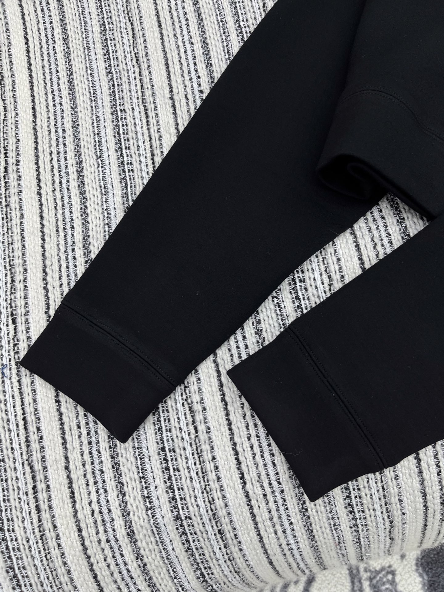 🛒𝐍𝐄𝐖 · 𝟐𝟎𝟐5/爆款现货【原版定制】Lv｜25早秋经典丝巾装饰空气棉带帽卫衣 系列款干净利落的裁