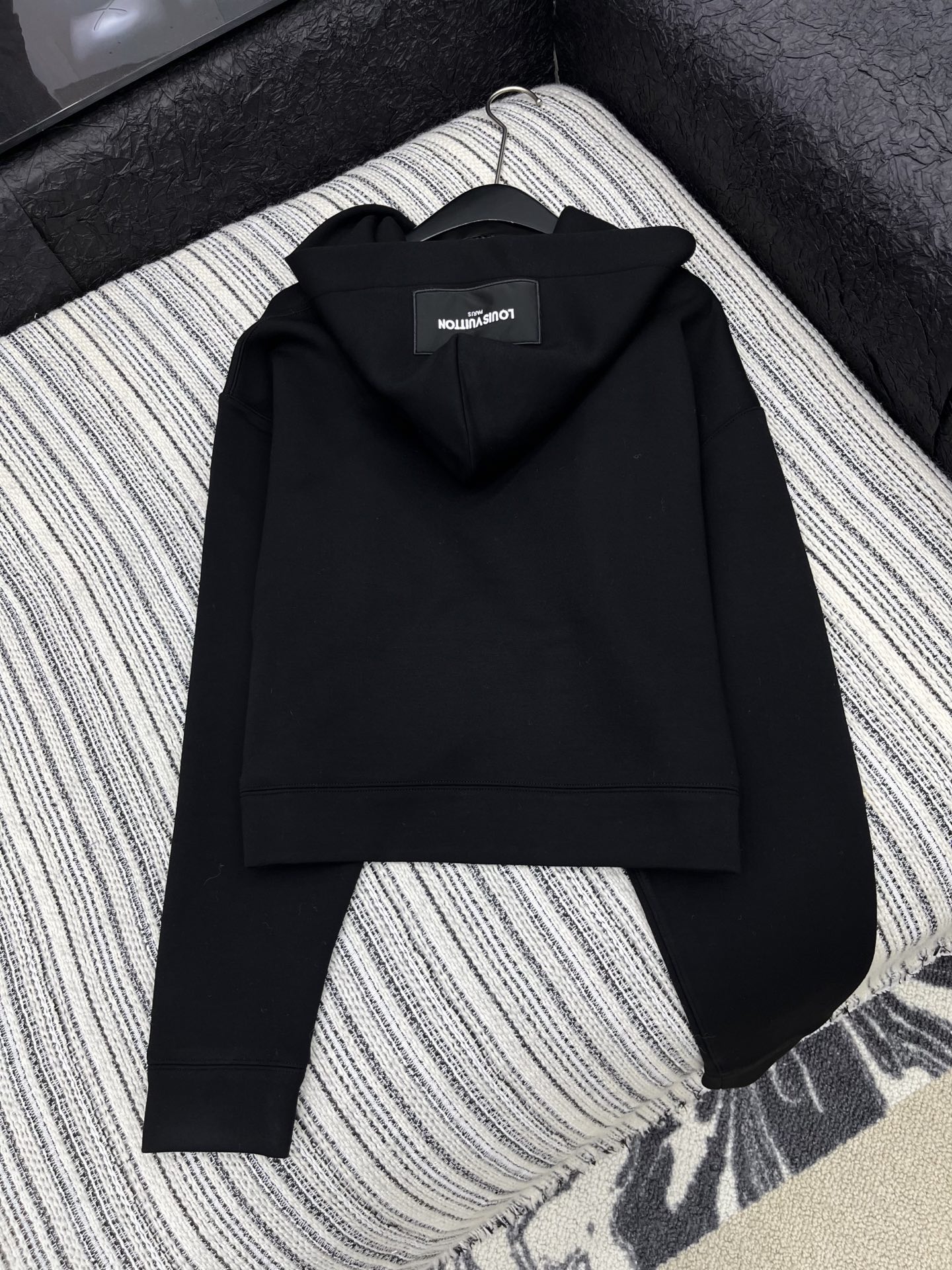 🛒𝐍𝐄𝐖 · 𝟐𝟎𝟐5/爆款现货【原版定制】Lv｜25早秋经典丝巾装饰空气棉带帽卫衣 系列款干净利落的裁