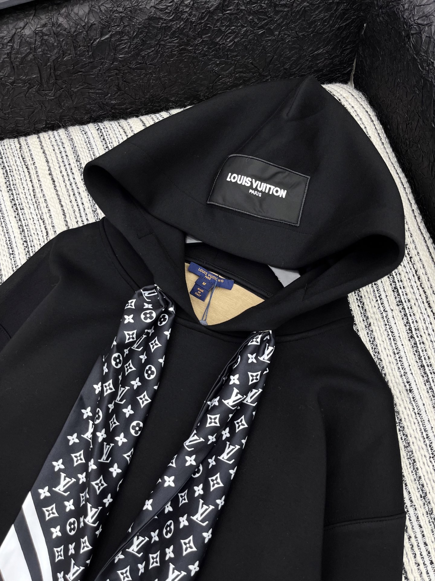 🛒𝐍𝐄𝐖 · 𝟐𝟎𝟐5/爆款现货【原版定制】Lv｜25早秋经典丝巾装饰空气棉带帽卫衣 系列款干净利落的裁