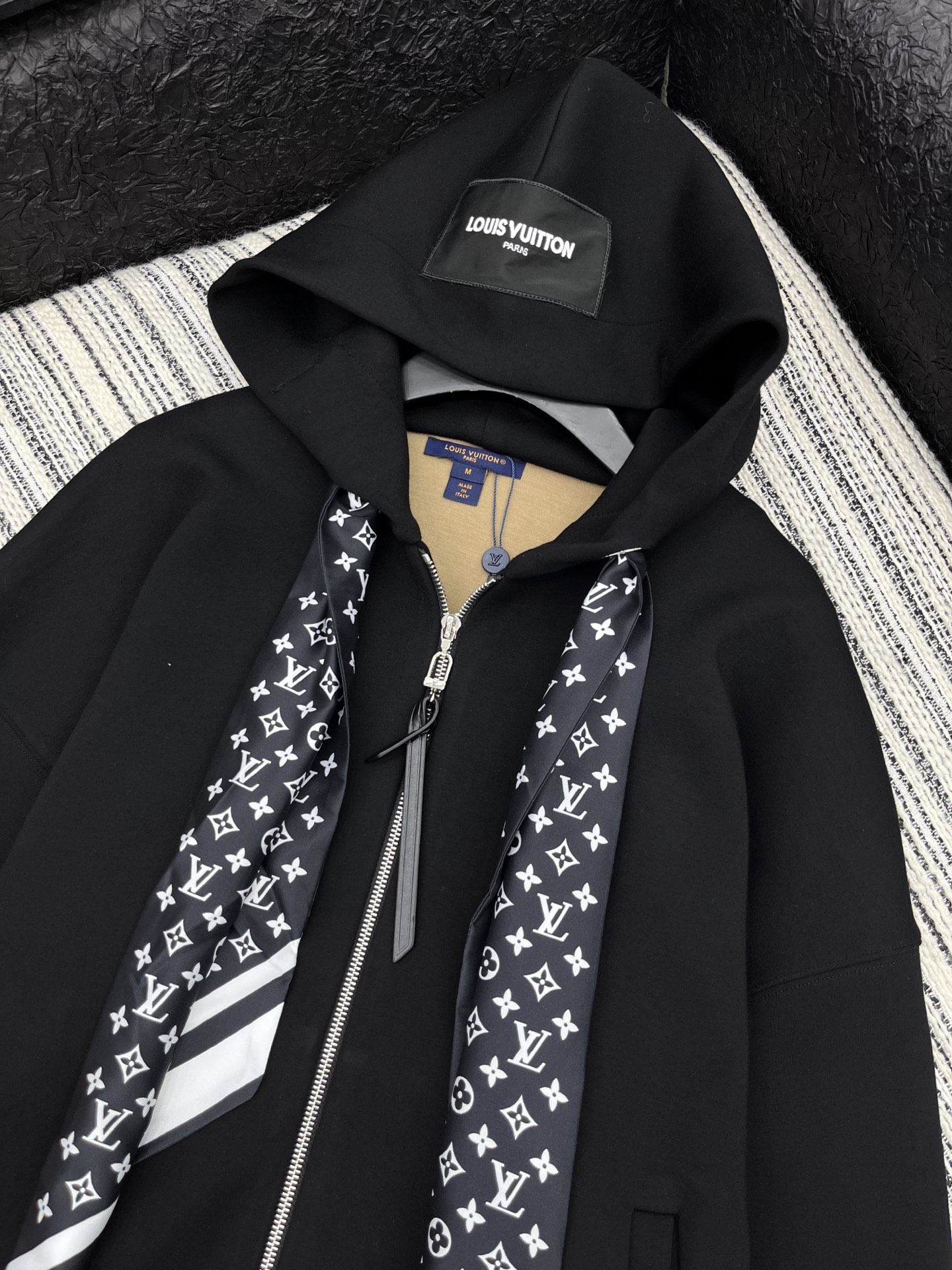 🛒𝐍𝐄𝐖 · 𝟐𝟎𝟐5/爆款现货【原版定制】Lv｜25早秋经典丝巾装饰空气棉带帽外套 系列款干净利落的裁