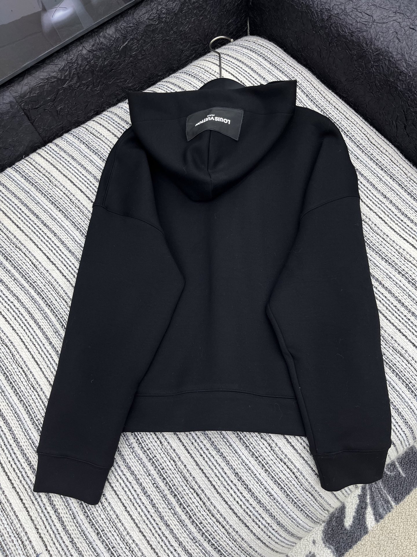 🛒𝐍𝐄𝐖 · 𝟐𝟎𝟐5/爆款现货【原版定制】Lv｜25早秋经典丝巾装饰空气棉带帽外套 系列款干净利落的裁