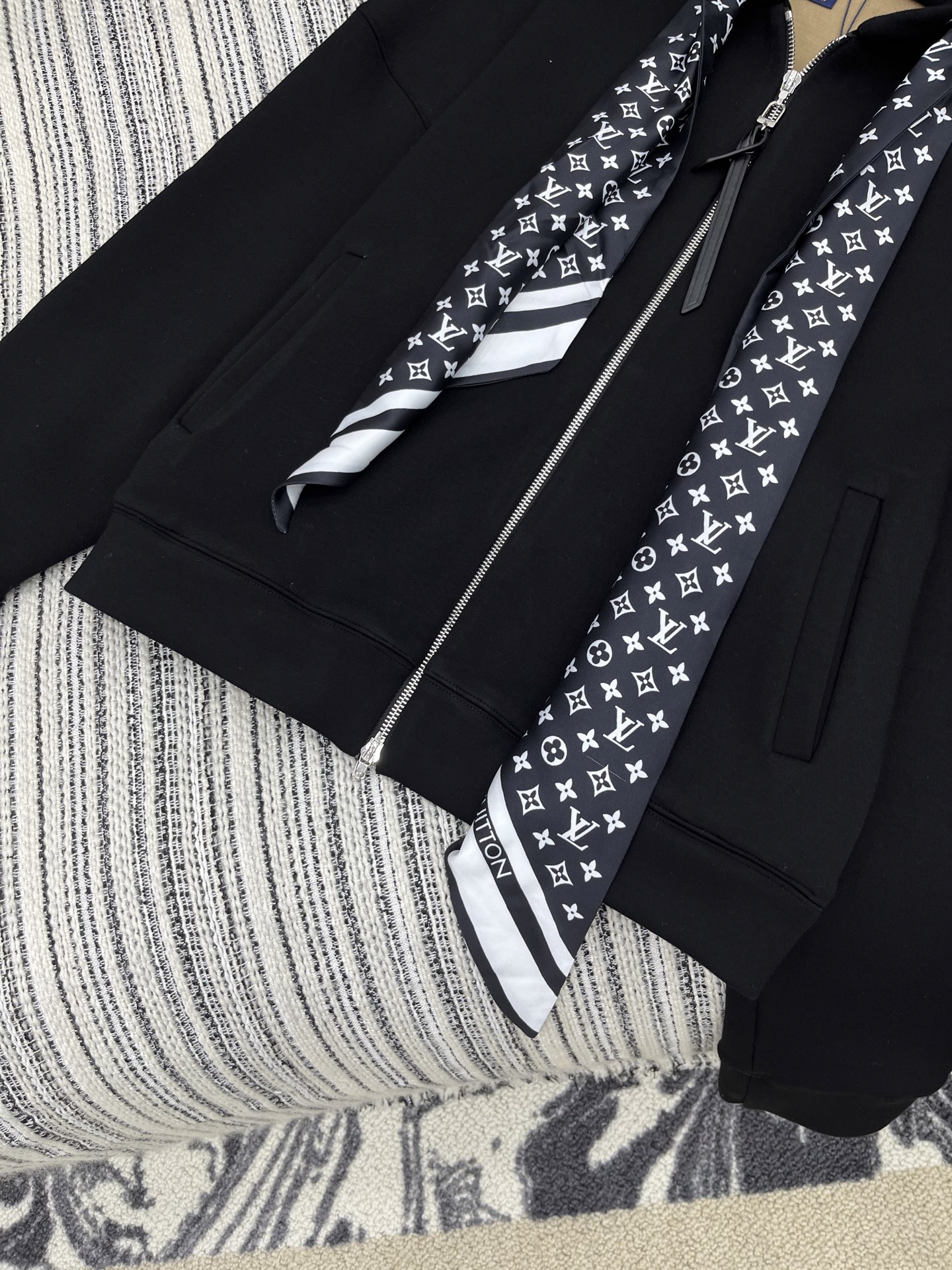 🛒𝐍𝐄𝐖 · 𝟐𝟎𝟐5/爆款现货【原版定制】Lv｜25早秋经典丝巾装饰空气棉带帽外套 系列款干净利落的裁