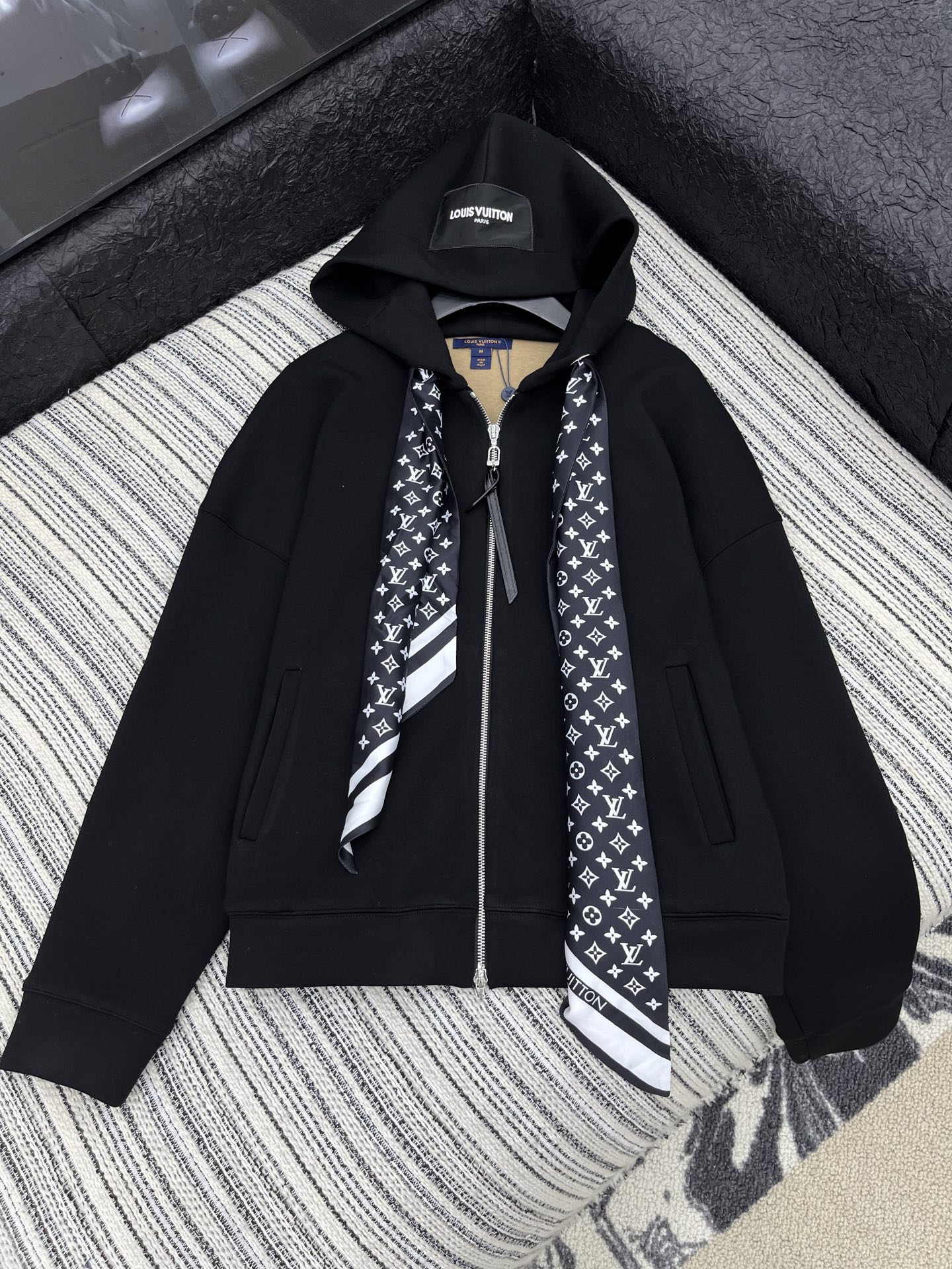 🛒𝐍𝐄𝐖 · 𝟐𝟎𝟐5/爆款现货【原版定制】Lv｜25早秋经典丝巾装饰空气棉带帽外套 系列款干净利落的裁