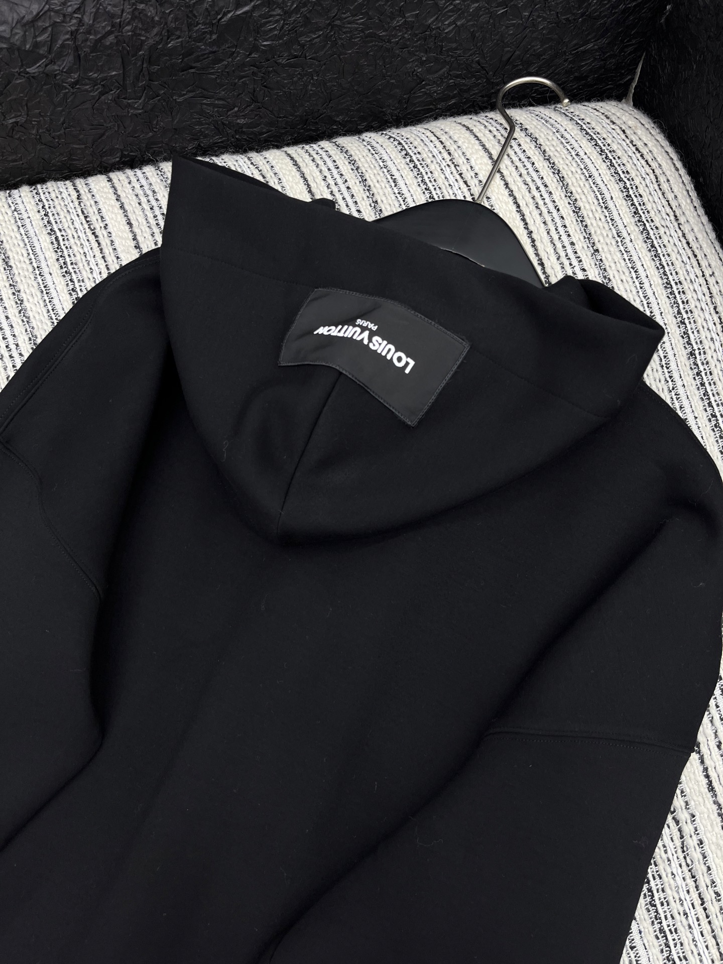 🛒𝐍𝐄𝐖 · 𝟐𝟎𝟐5/爆款现货【原版定制】Lv｜25早秋经典丝巾装饰空气棉带帽外套 系列款干净利落的裁