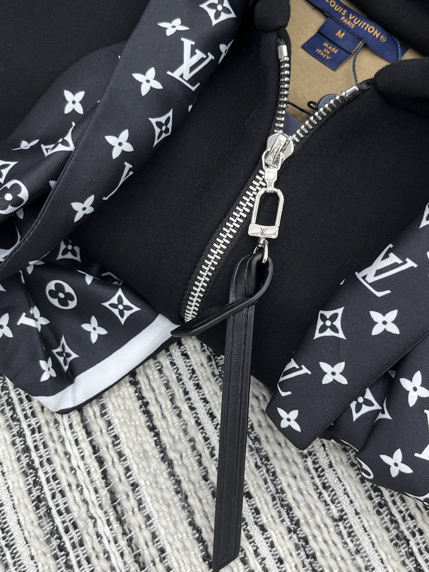 🛒𝐍𝐄𝐖 · 𝟐𝟎𝟐5/爆款现货【原版定制】Lv｜25早秋经典丝巾装饰空气棉带帽外套 系列款干净利落的裁