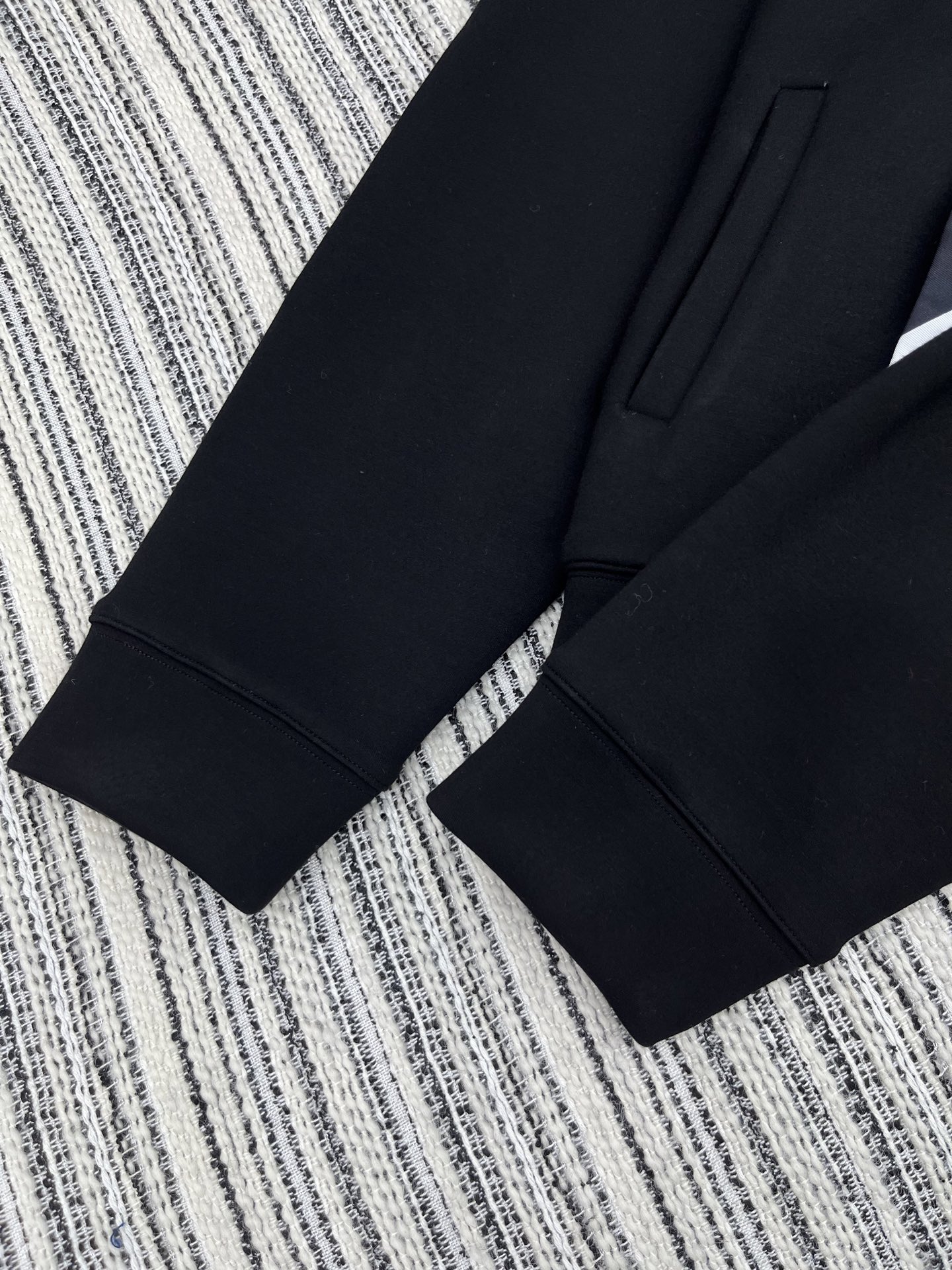 🛒𝐍𝐄𝐖 · 𝟐𝟎𝟐5/爆款现货【原版定制】Lv｜25早秋经典丝巾装饰空气棉带帽外套 系列款干净利落的裁