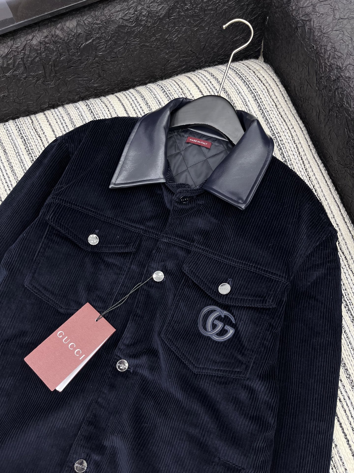 🛒𝐍𝐄𝐖 · 𝟐𝟎𝟐5/爆款现货原单品质 Gucc*｜25秋冬新品灯芯绒棉服外套撞色皮质翻领，定制纽扣，