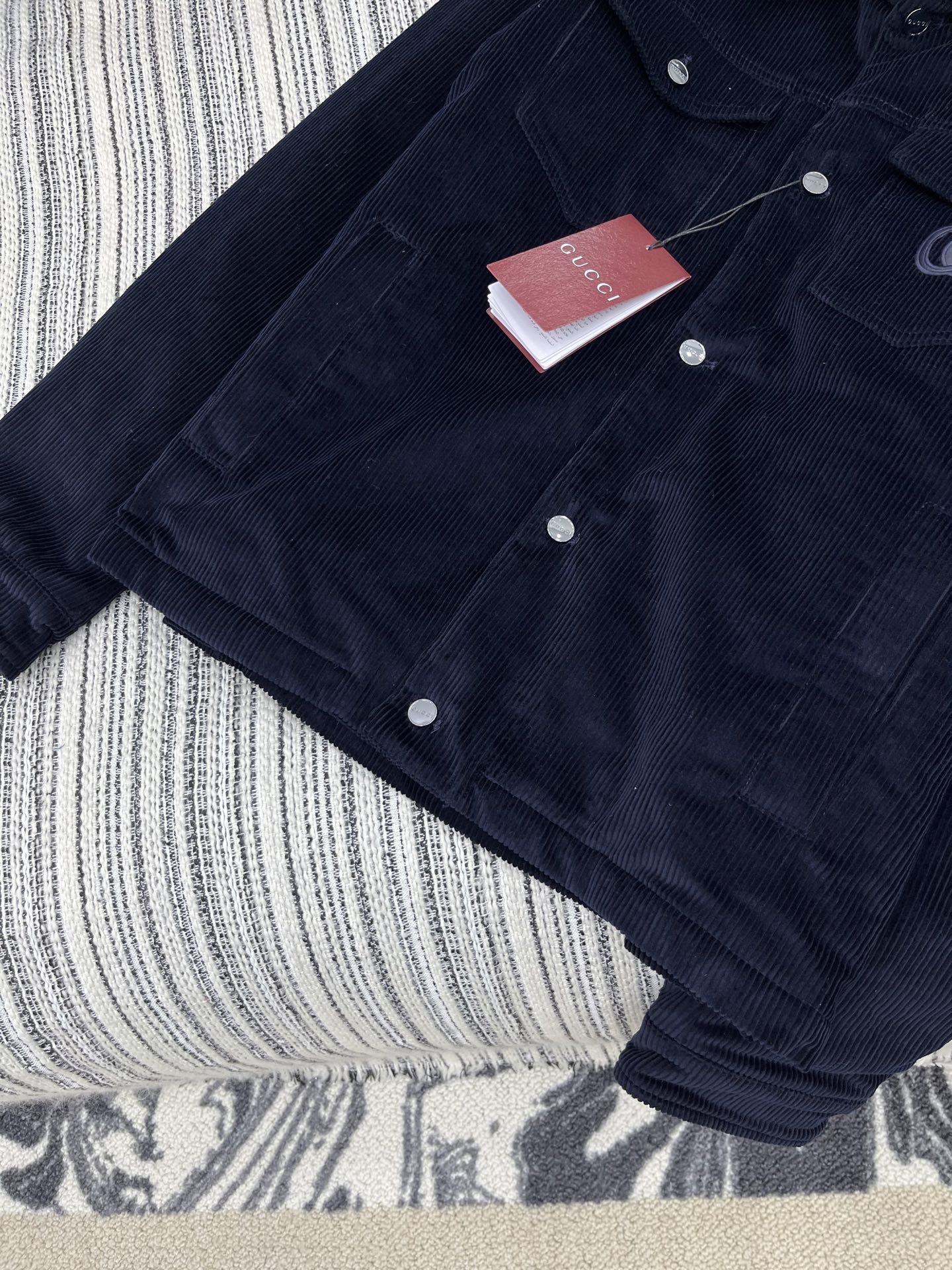 🛒𝐍𝐄𝐖 · 𝟐𝟎𝟐5/爆款现货原单品质 Gucc*｜25秋冬新品灯芯绒棉服外套撞色皮质翻领，定制纽扣，