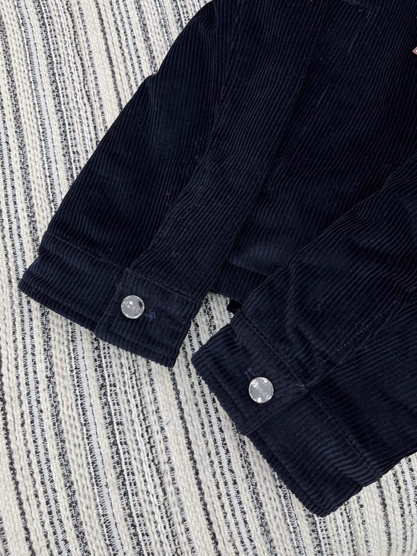 🛒𝐍𝐄𝐖 · 𝟐𝟎𝟐5/爆款现货原单品质 Gucc*｜25秋冬新品灯芯绒棉服外套撞色皮质翻领，定制纽扣，