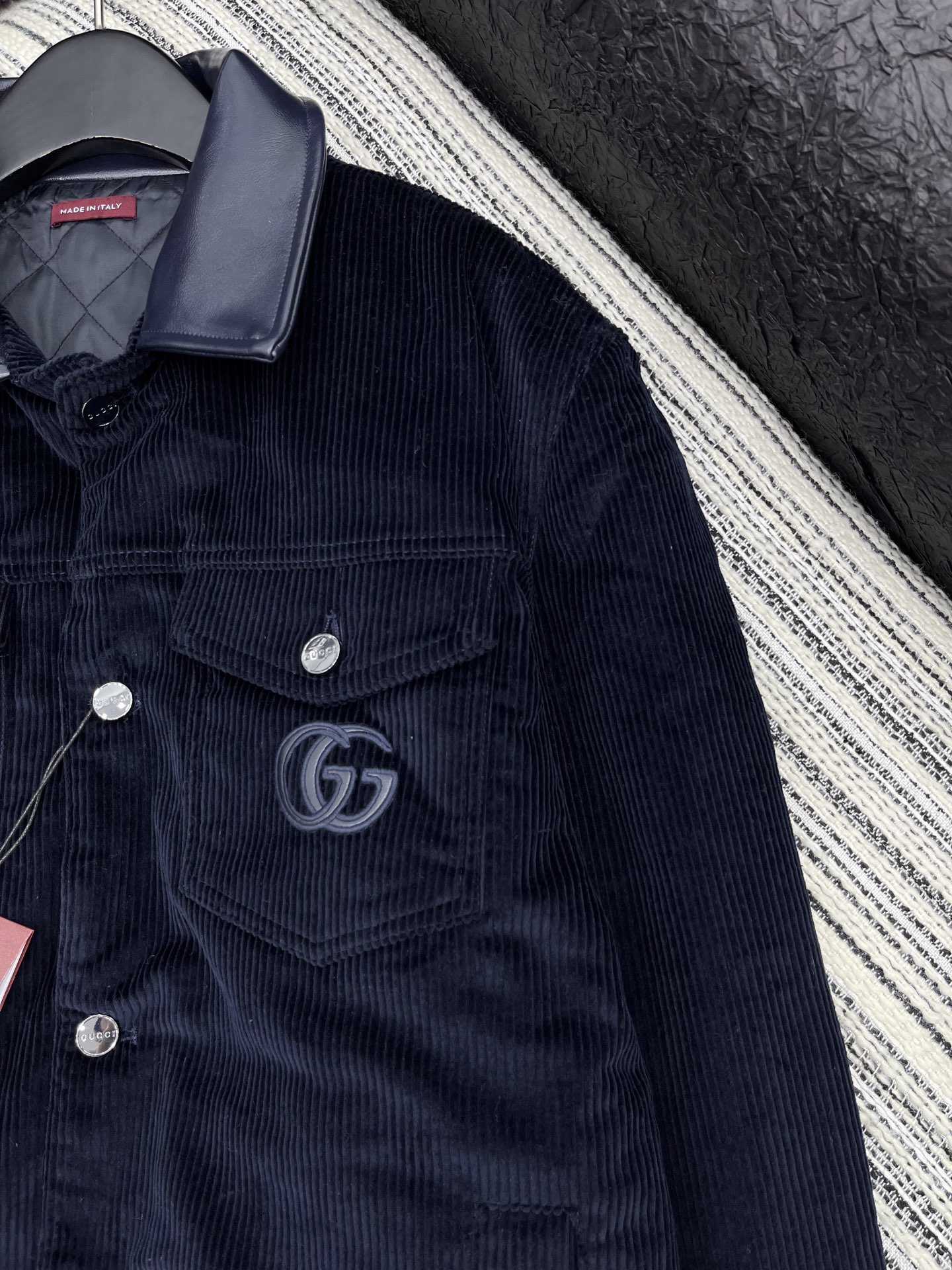 🛒𝐍𝐄𝐖 · 𝟐𝟎𝟐5/爆款现货原单品质 Gucc*｜25秋冬新品灯芯绒棉服外套撞色皮质翻领，定制纽扣，