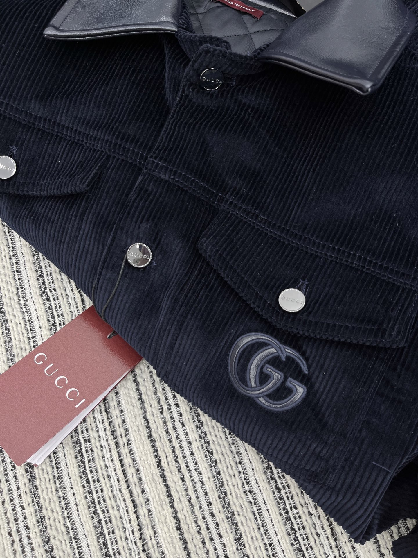 🛒𝐍𝐄𝐖 · 𝟐𝟎𝟐5/爆款现货原单品质 Gucc*｜25秋冬新品灯芯绒棉服外套撞色皮质翻领，定制纽扣，