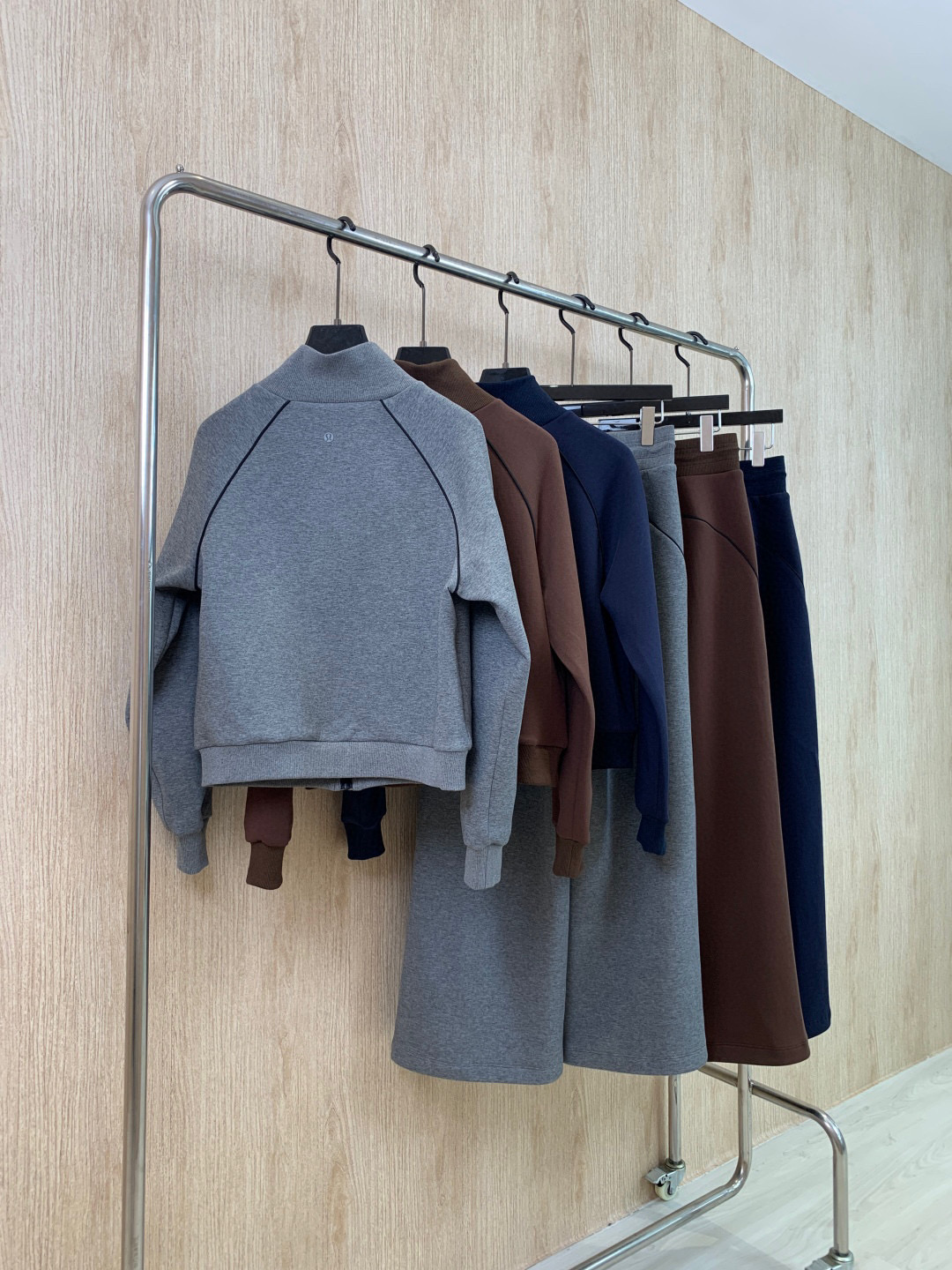 🛒𝐍𝐄𝐖 · 𝟐𝟎𝟐5/爆款现货原单品质 Lulu*｜25秋冬新品套装！高端定制立领外套，搭配松紧腰长裤