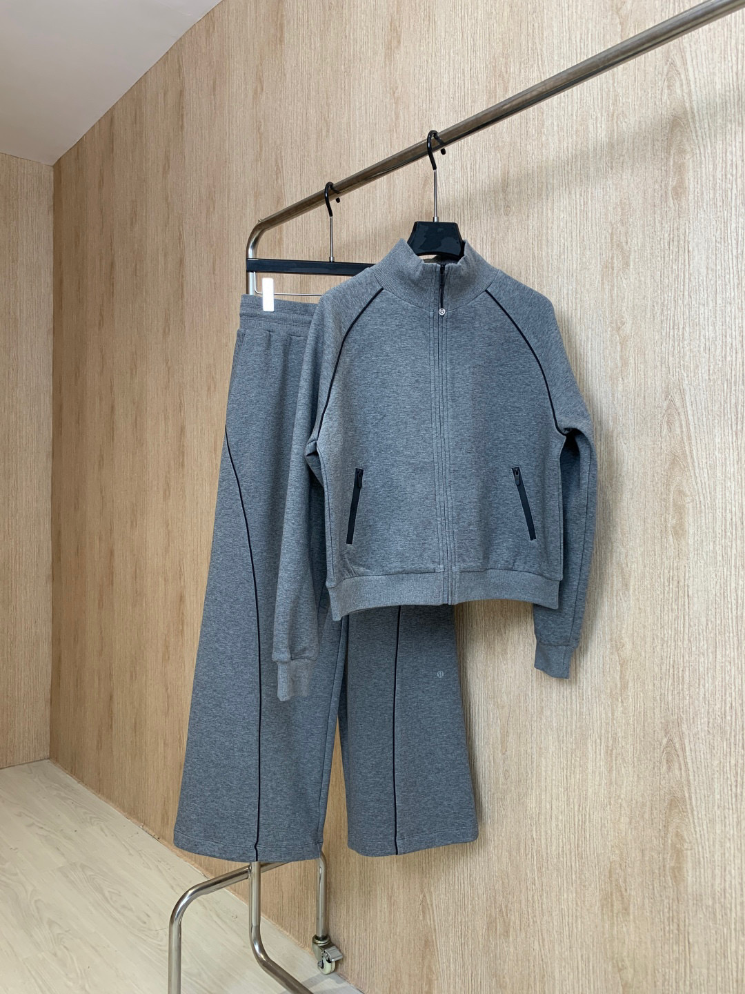 🛒𝐍𝐄𝐖 · 𝟐𝟎𝟐5/爆款现货原单品质 Lulu*｜25秋冬新品套装！高端定制立领外套，搭配松紧腰长裤