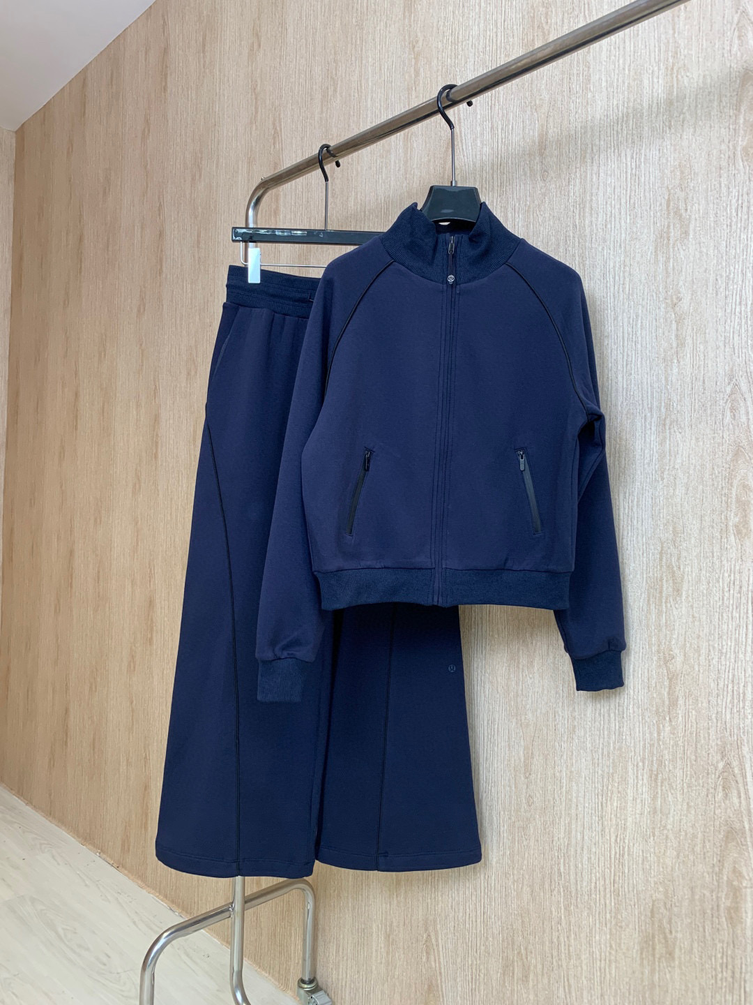 🛒𝐍𝐄𝐖 · 𝟐𝟎𝟐5/爆款现货原单品质 Lulu*｜25秋冬新品套装！高端定制立领外套，搭配松紧腰长裤