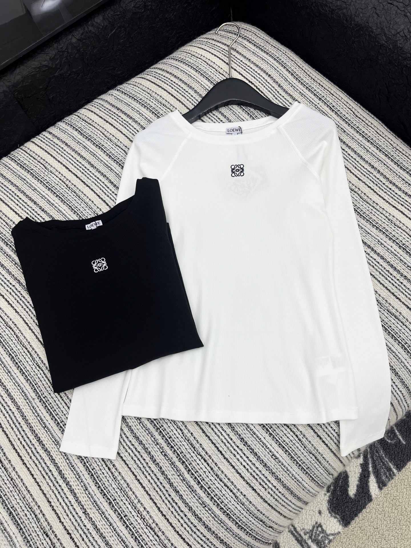 🛒𝐍𝐄𝐖 · 𝟐𝟎𝟐5/爆款现货原单品质 Loe*｜2025新款高弹力打底衫云感舒适系列！上身的触感谁穿