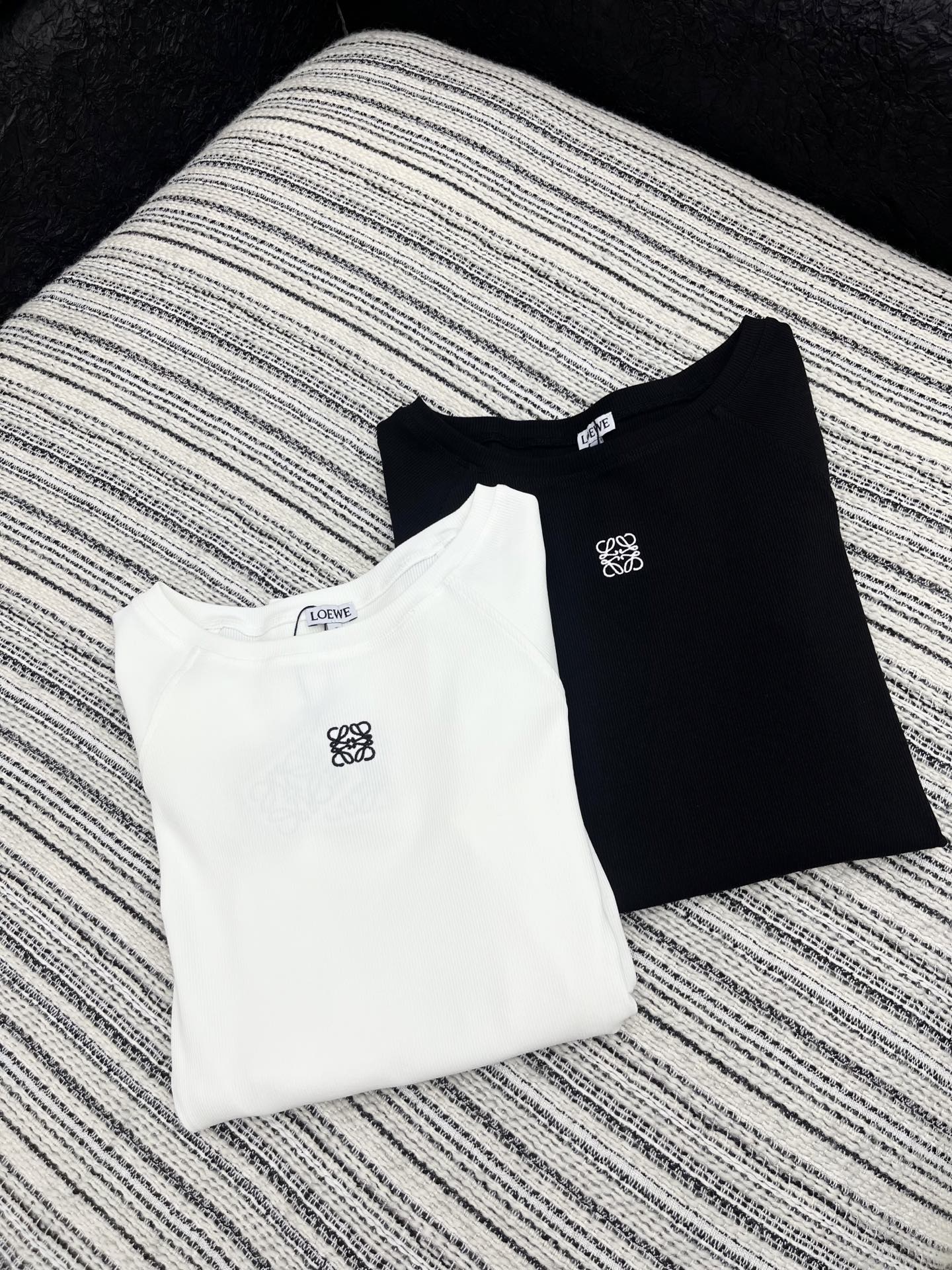 🛒𝐍𝐄𝐖 · 𝟐𝟎𝟐5/爆款现货原单品质 Loe*｜2025新款高弹力打底衫云感舒适系列！上身的触感谁穿