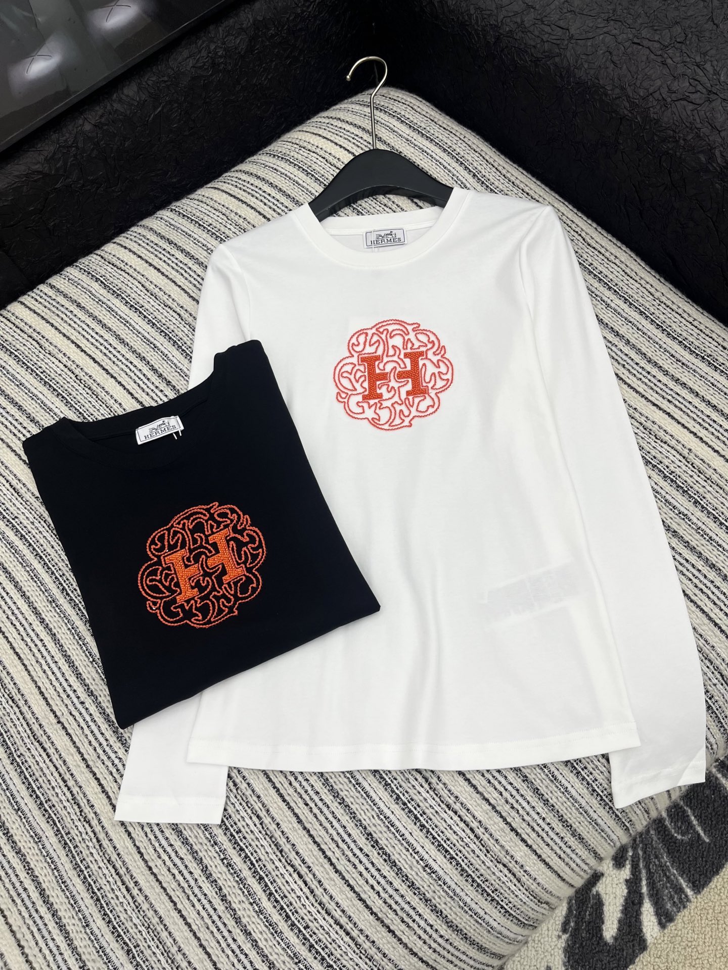 🛒𝐍𝐄𝐖 · 𝟐𝟎𝟐5/爆款现货原单品质 Her*｜2025新款订珠刺绣长袖T宽松慵懒版型 随性感拉满云