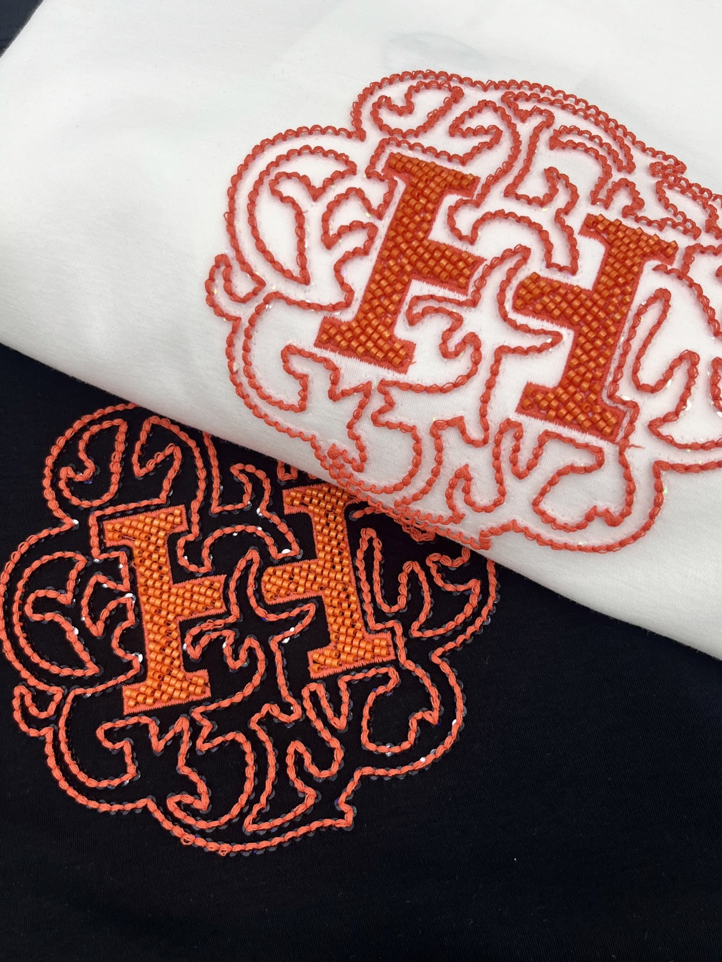 🛒𝐍𝐄𝐖 · 𝟐𝟎𝟐5/爆款现货原单品质 Her*｜2025新款订珠刺绣长袖T宽松慵懒版型 随性感拉满云