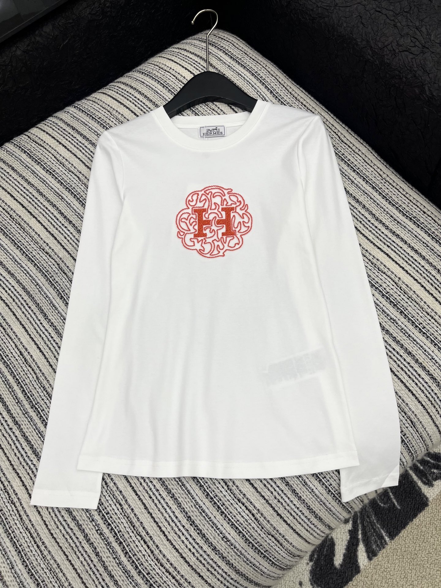 🛒𝐍𝐄𝐖 · 𝟐𝟎𝟐5/爆款现货原单品质 Her*｜2025新款订珠刺绣长袖T宽松慵懒版型 随性感拉满云