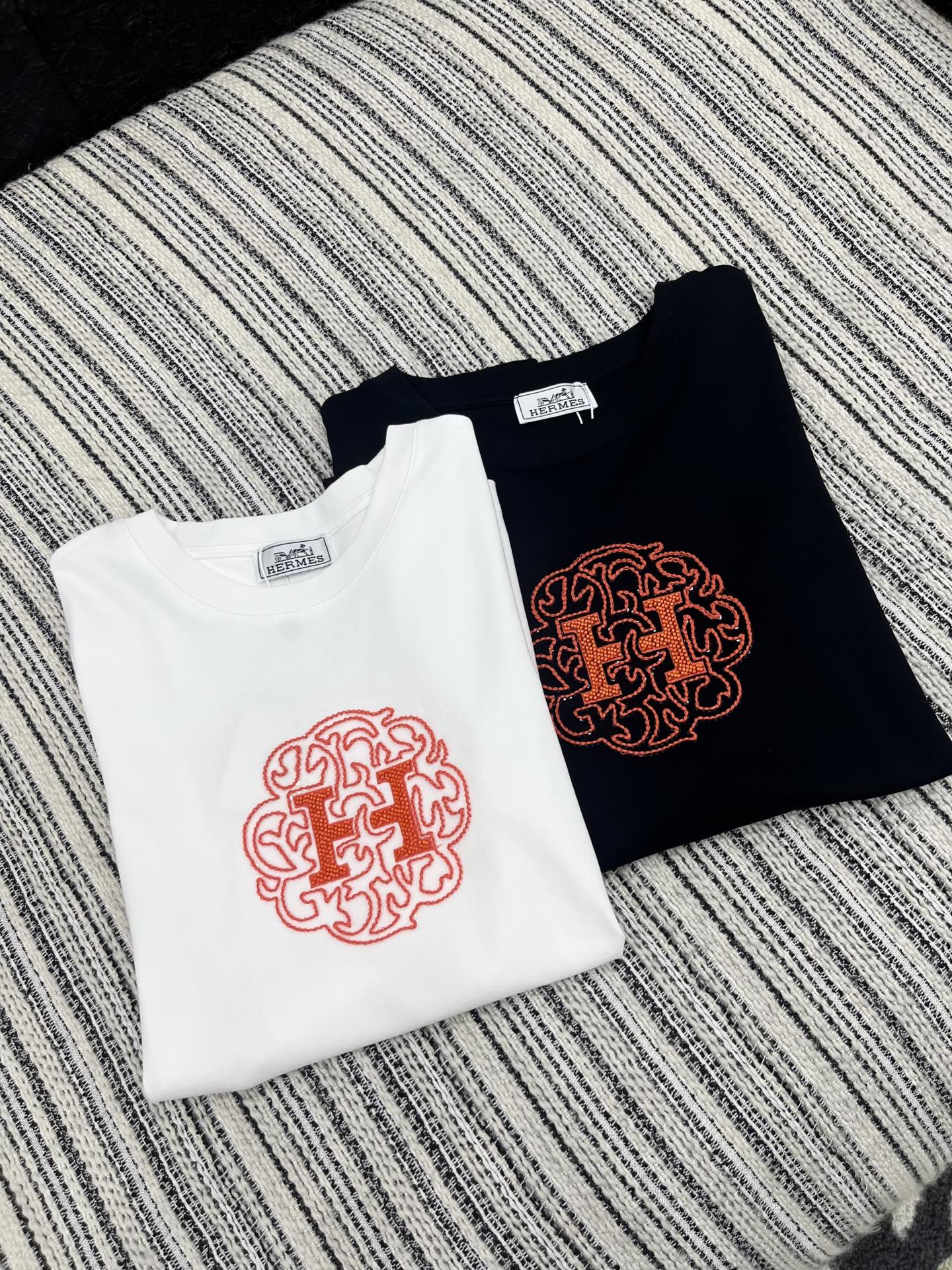 🛒𝐍𝐄𝐖 · 𝟐𝟎𝟐5/爆款现货原单品质 Her*｜2025新款订珠刺绣长袖T宽松慵懒版型 随性感拉满云