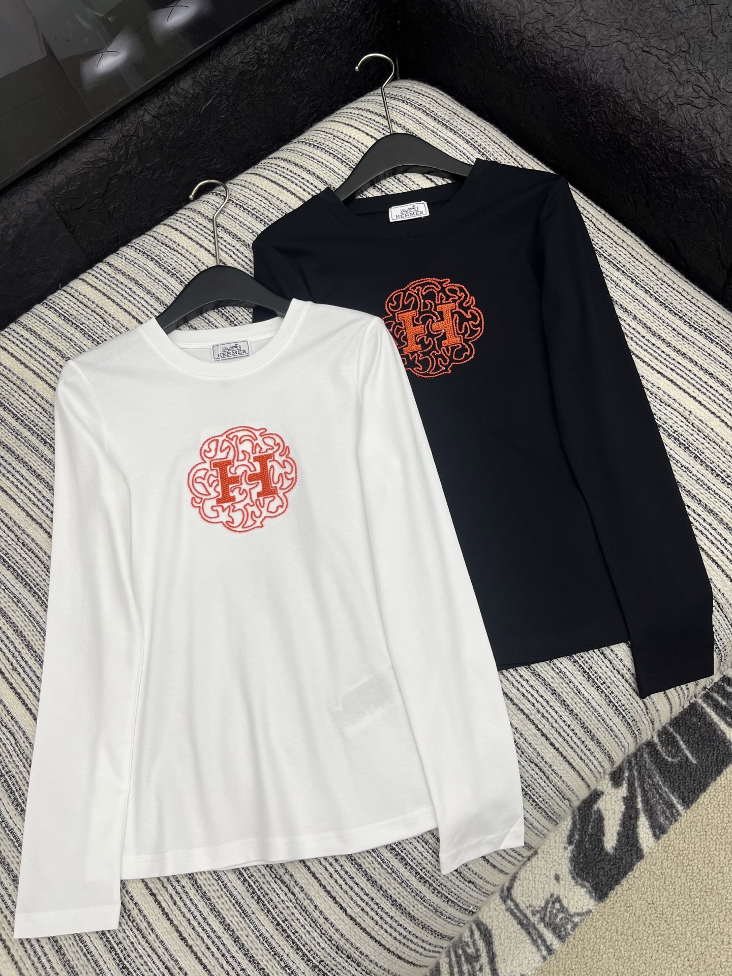 🛒𝐍𝐄𝐖 · 𝟐𝟎𝟐5/爆款现货原单品质 Her*｜2025新款订珠刺绣长袖T宽松慵懒版型 随性感拉满云