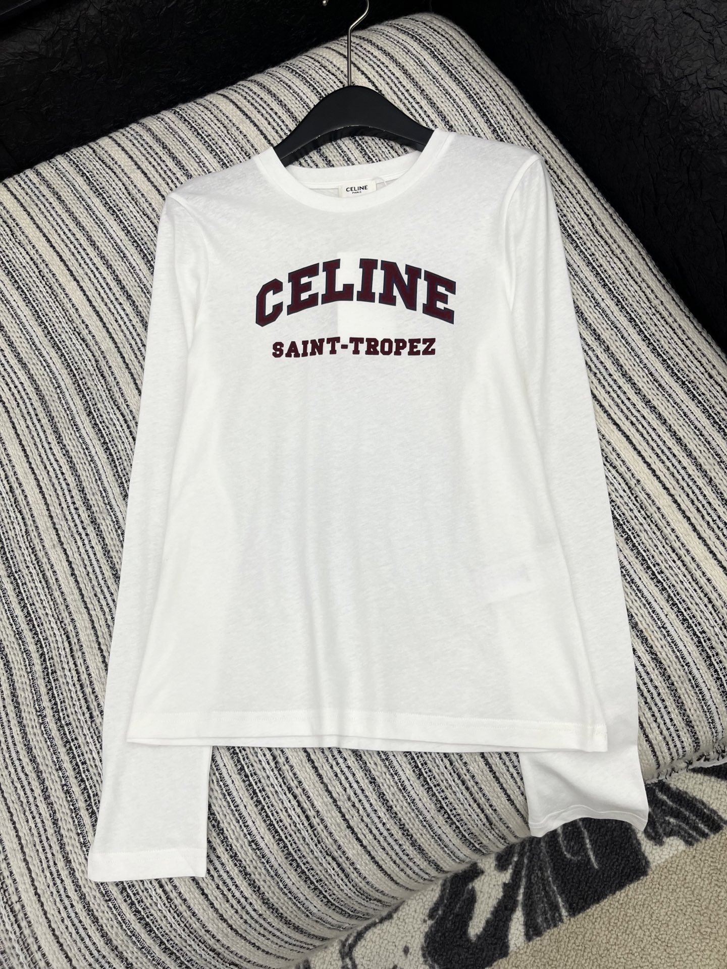 🛒𝐍𝐄𝐖 · 𝟐𝟎𝟐5/爆款现货原单品质 Celin*｜2025新款植绒字母长袖T宽松慵懒版型 随性感拉