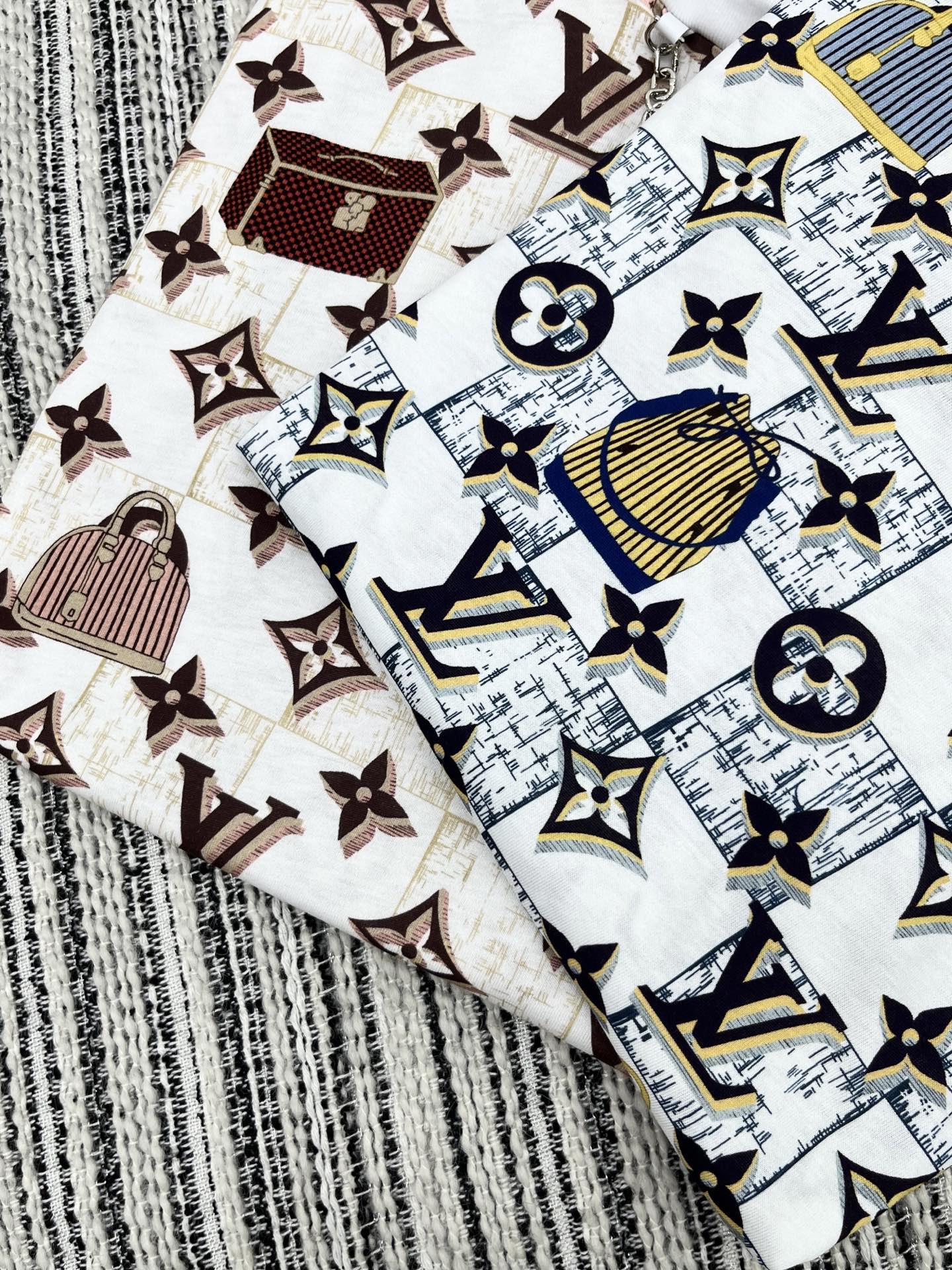 🛒𝐍𝐄𝐖 · 𝟐𝟎𝟐5/爆款现货原单品质 Lv｜25早秋老花短袖T恤精致版型上身巨显瘦！定制最新工艺 低