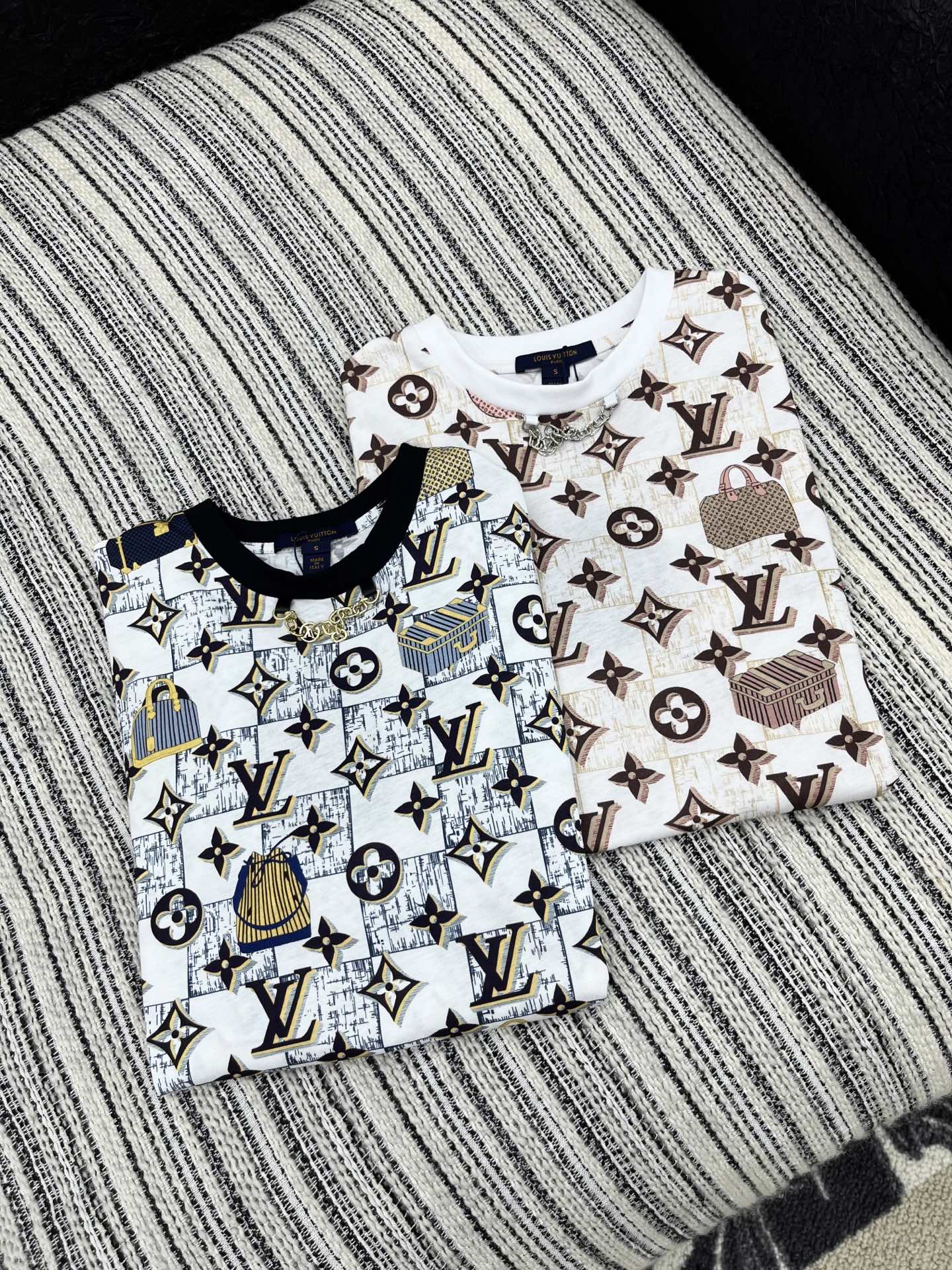 🛒𝐍𝐄𝐖 · 𝟐𝟎𝟐5/爆款现货原单品质 Lv｜25早秋老花短袖T恤精致版型上身巨显瘦！定制最新工艺 低