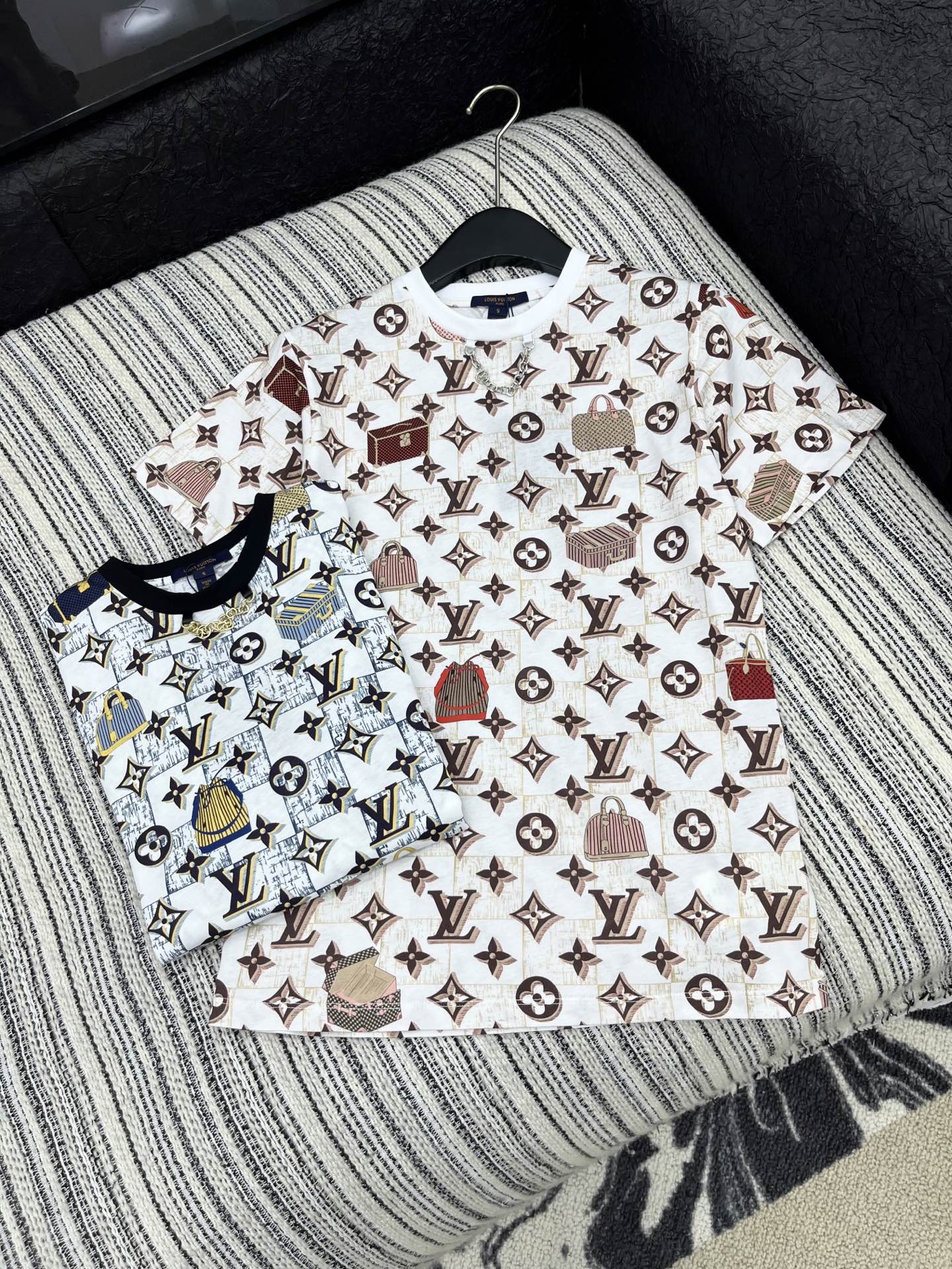 🛒𝐍𝐄𝐖 · 𝟐𝟎𝟐5/爆款现货原单品质 Lv｜25早秋老花短袖T恤精致版型上身巨显瘦！定制最新工艺 低