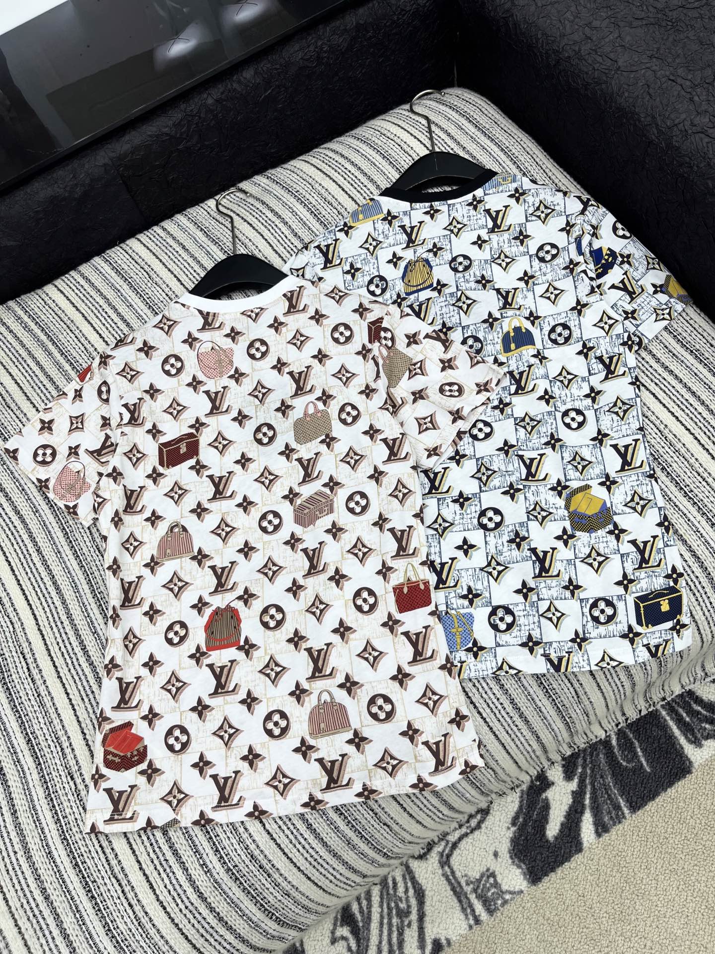 🛒𝐍𝐄𝐖 · 𝟐𝟎𝟐5/爆款现货原单品质 Lv｜25早秋老花短袖T恤精致版型上身巨显瘦！定制最新工艺 低