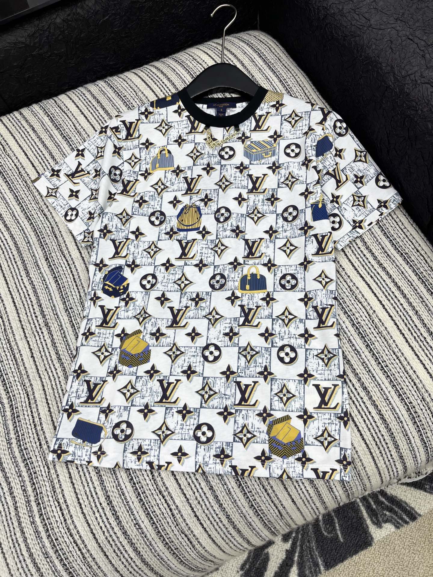 🛒𝐍𝐄𝐖 · 𝟐𝟎𝟐5/爆款现货原单品质 Lv｜25早秋老花短袖T恤精致版型上身巨显瘦！定制最新工艺 低