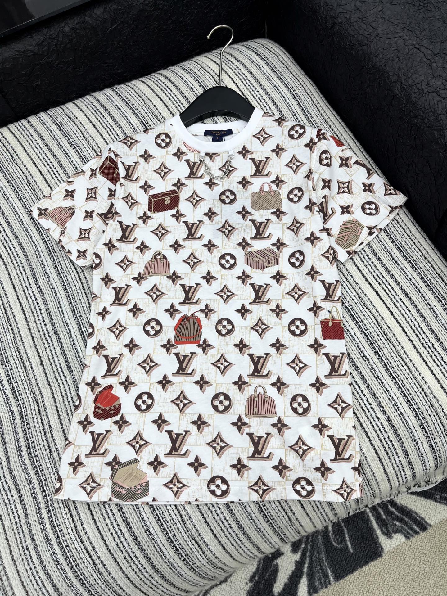 🛒𝐍𝐄𝐖 · 𝟐𝟎𝟐5/爆款现货原单品质 Lv｜25早秋老花短袖T恤精致版型上身巨显瘦！定制最新工艺 低