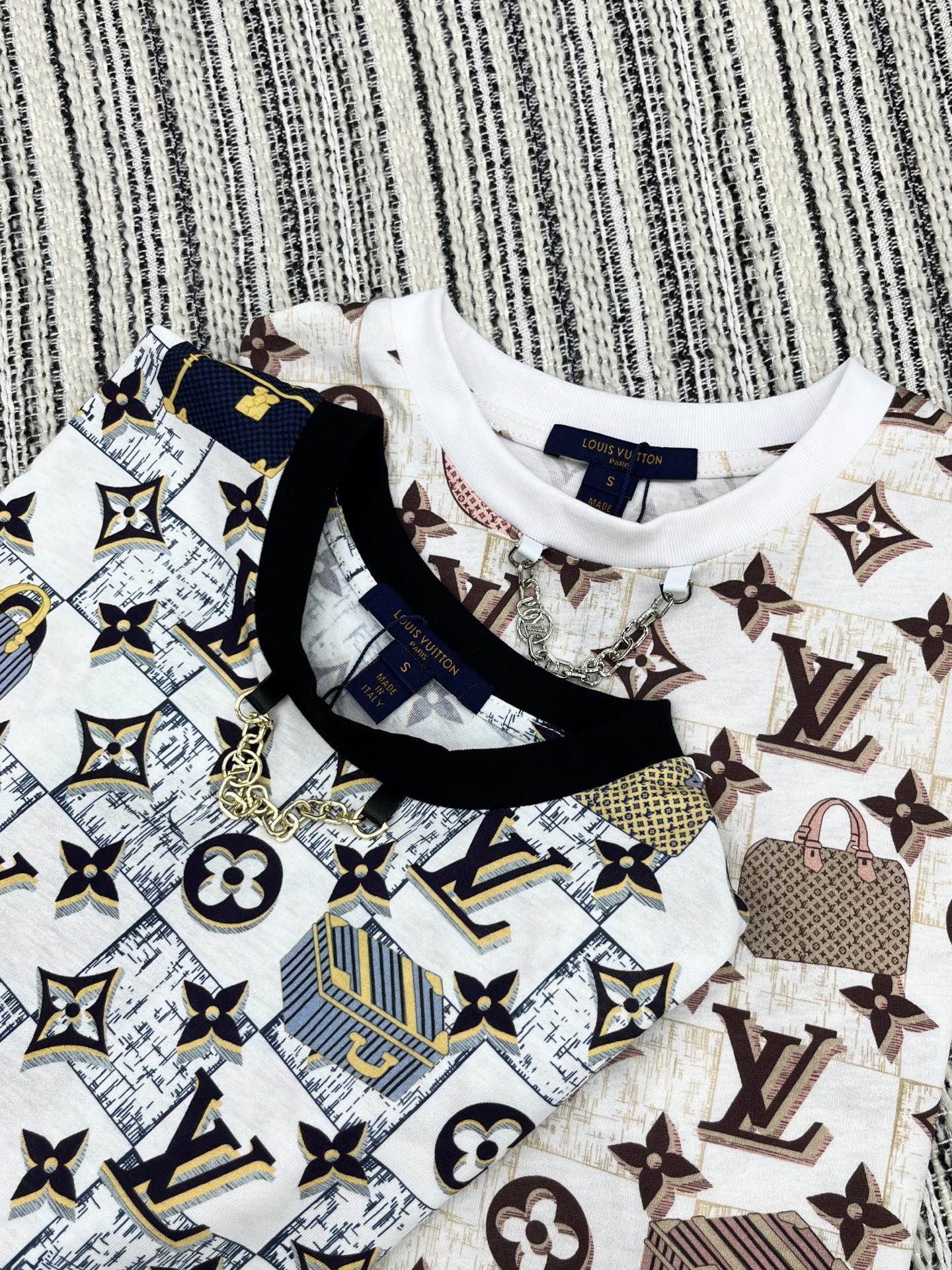 🛒𝐍𝐄𝐖 · 𝟐𝟎𝟐5/爆款现货原单品质 Lv｜25早秋老花短袖T恤精致版型上身巨显瘦！定制最新工艺 低