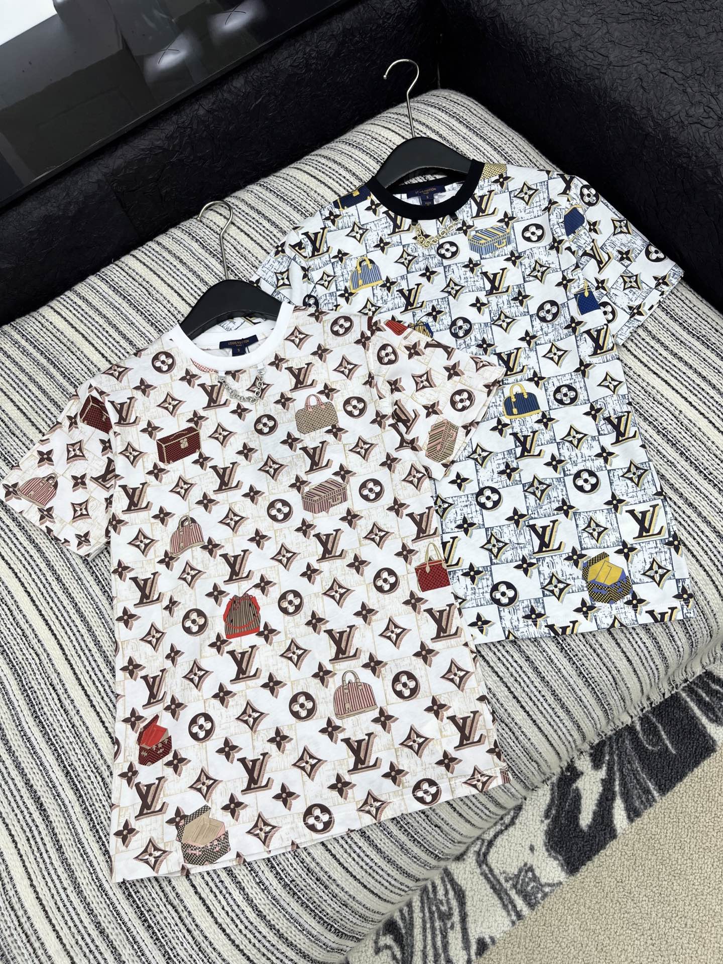 🛒𝐍𝐄𝐖 · 𝟐𝟎𝟐5/爆款现货原单品质 Lv｜25早秋老花短袖T恤精致版型上身巨显瘦！定制最新工艺 低