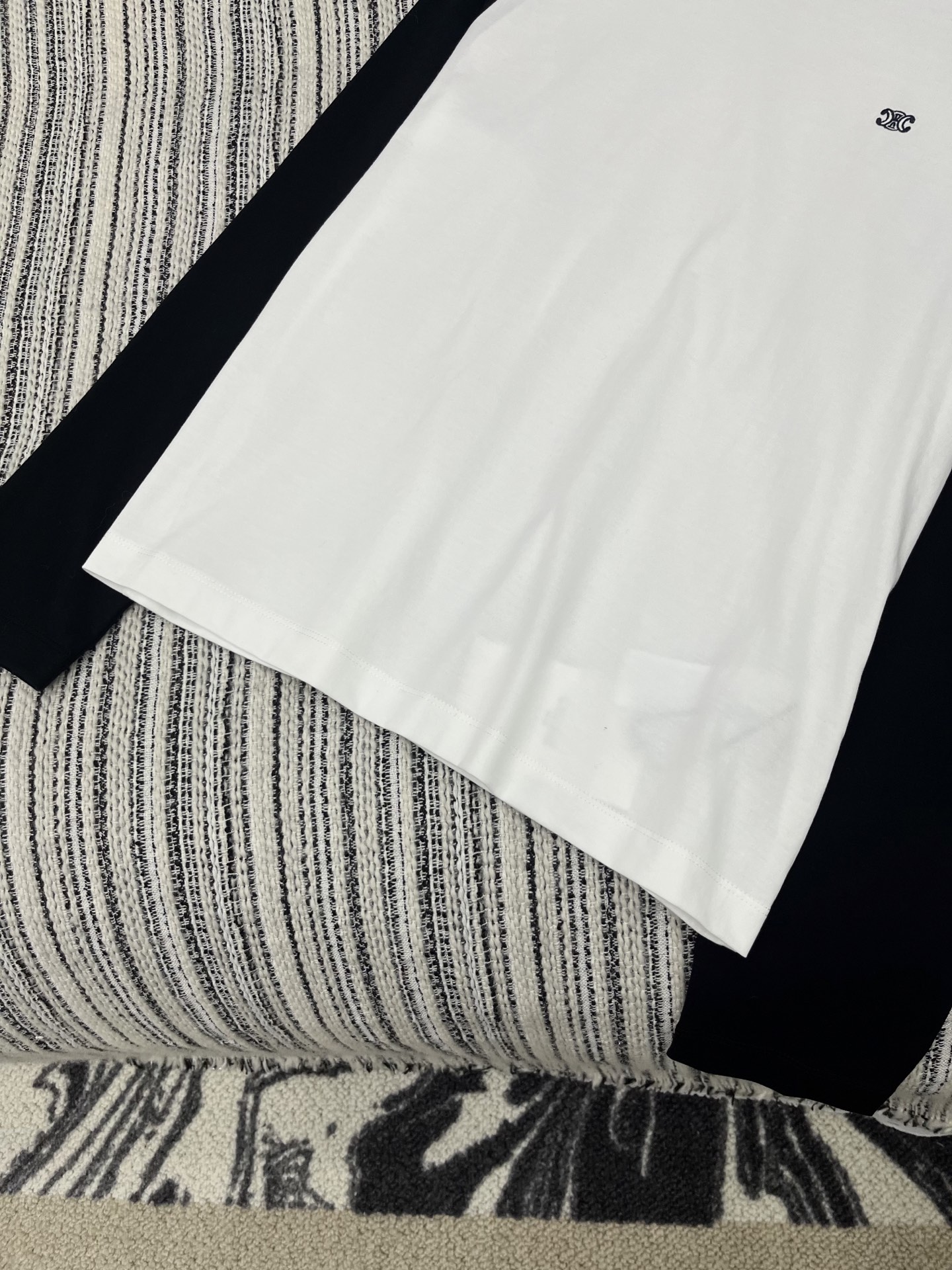 🛒𝐍𝐄𝐖 · 𝟐𝟎𝟐5/爆款现货原单品质 Celin*｜2025新款撞色插肩打底衫云感舒适系列！上身的触