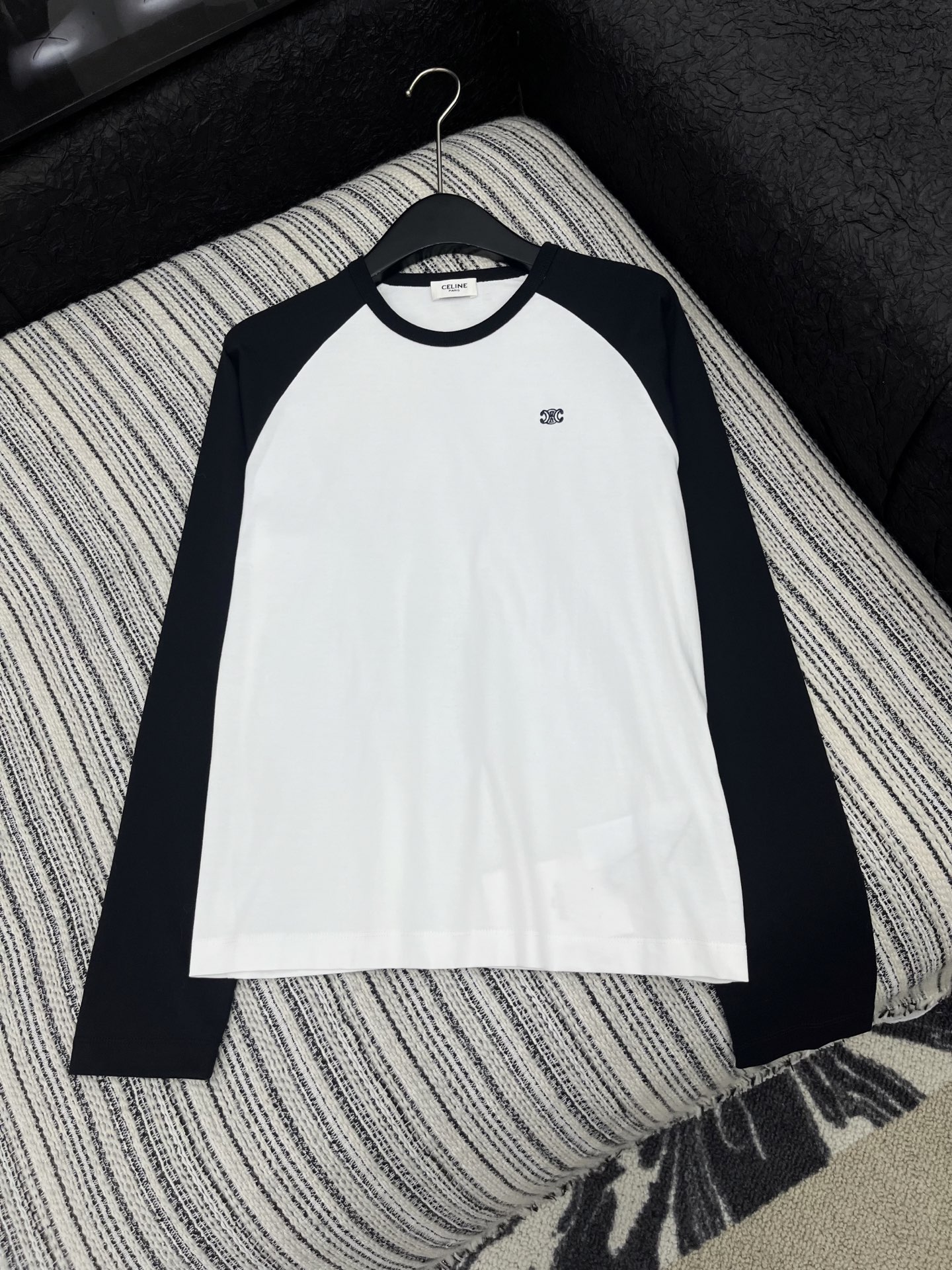 🛒𝐍𝐄𝐖 · 𝟐𝟎𝟐5/爆款现货原单品质 Celin*｜2025新款撞色插肩打底衫云感舒适系列！上身的触