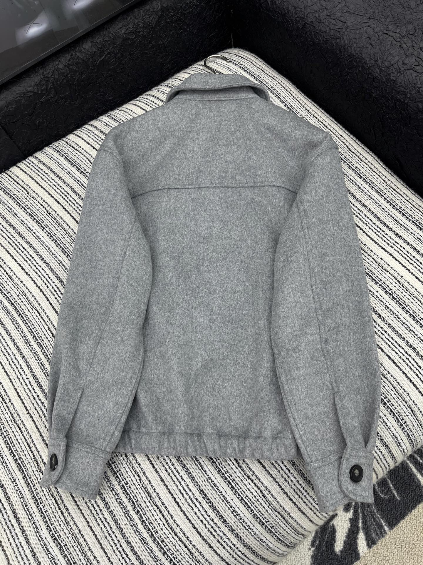 🛒𝐍𝐄𝐖 · 𝟐𝟎𝟐5/爆款现货【原版定制】 Miu Mi*｜25新款翻领羊绒夹克外套爆单系列款 气质女