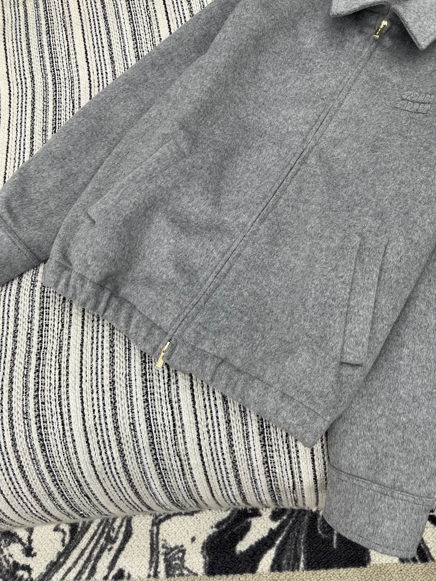 🛒𝐍𝐄𝐖 · 𝟐𝟎𝟐5/爆款现货【原版定制】 Miu Mi*｜25新款翻领羊绒夹克外套爆单系列款 气质女