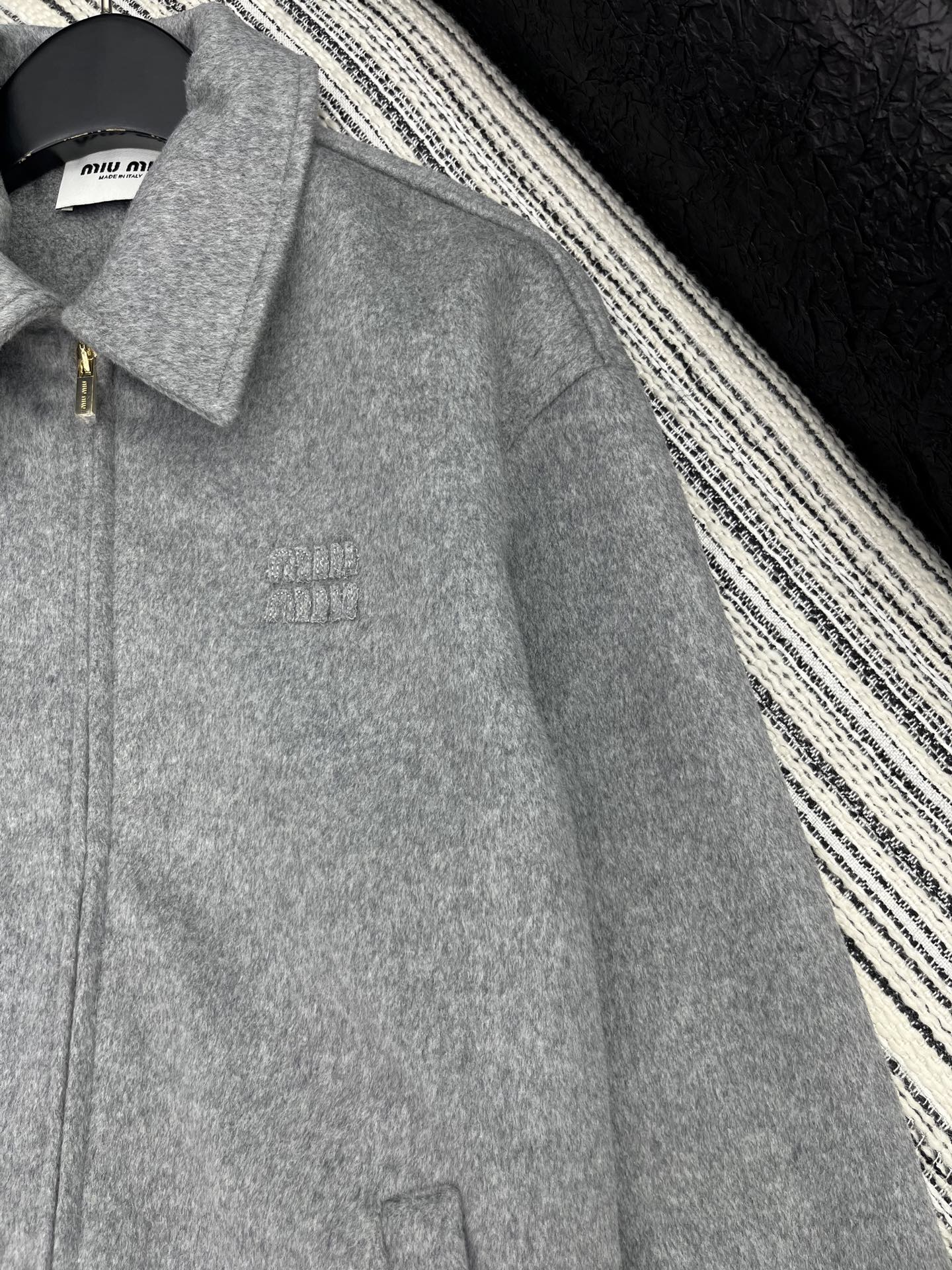 🛒𝐍𝐄𝐖 · 𝟐𝟎𝟐5/爆款现货【原版定制】 Miu Mi*｜25新款翻领羊绒夹克外套爆单系列款 气质女