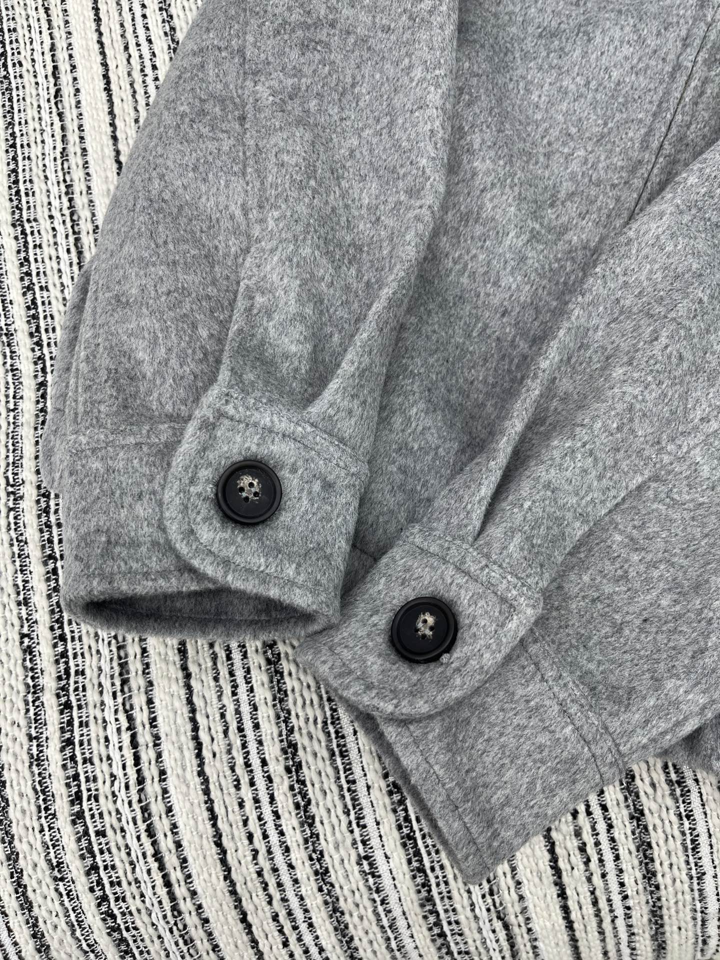 🛒𝐍𝐄𝐖 · 𝟐𝟎𝟐5/爆款现货【原版定制】 Miu Mi*｜25新款翻领羊绒夹克外套爆单系列款 气质女