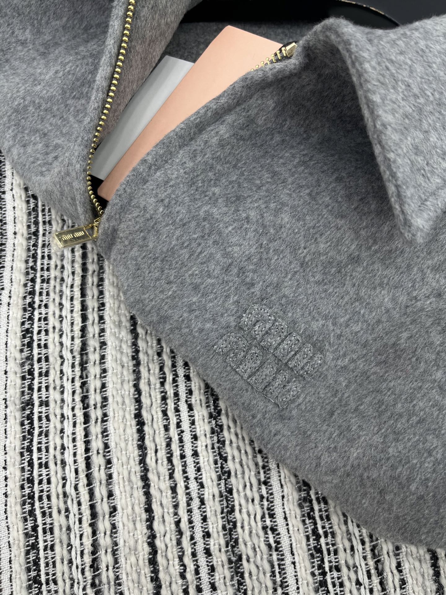 🛒𝐍𝐄𝐖 · 𝟐𝟎𝟐5/爆款现货【原版定制】 Miu Mi*｜25新款翻领羊绒夹克外套爆单系列款 气质女